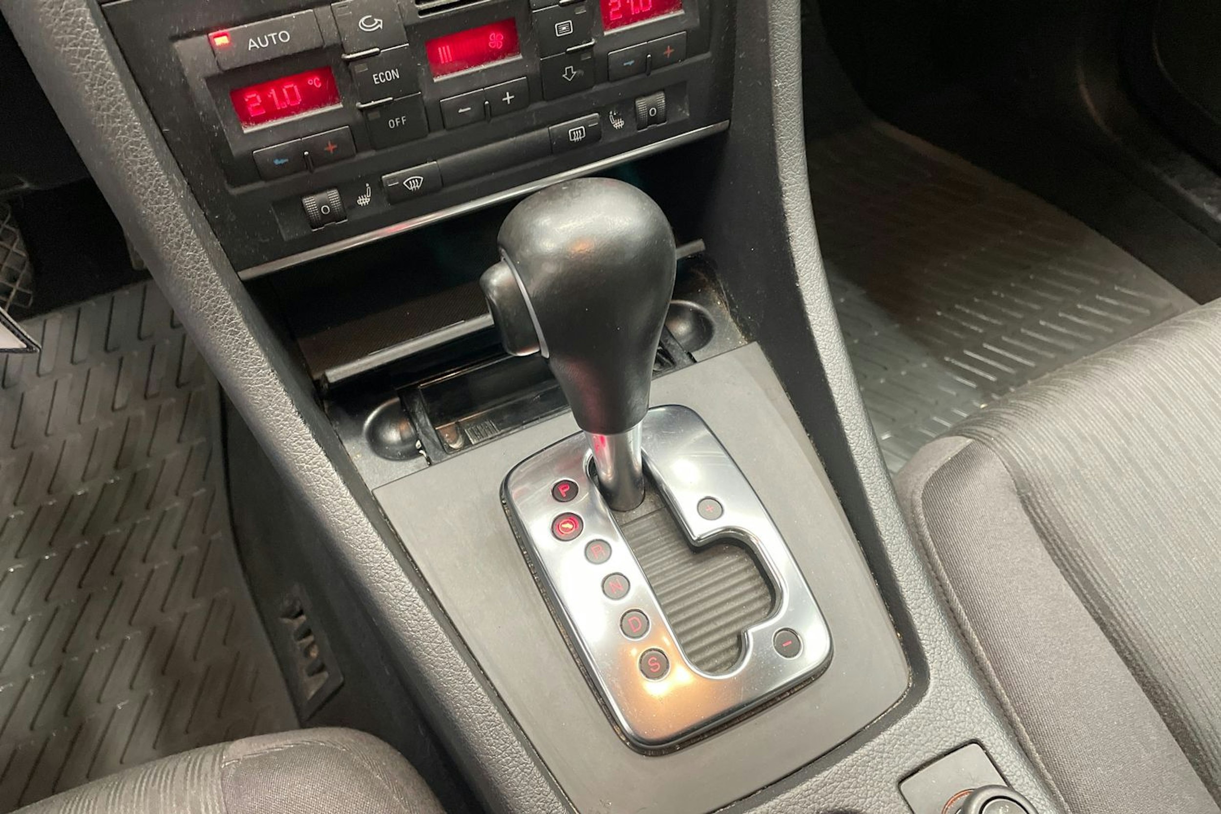 punainen Audi A4 2005 kuva 15.