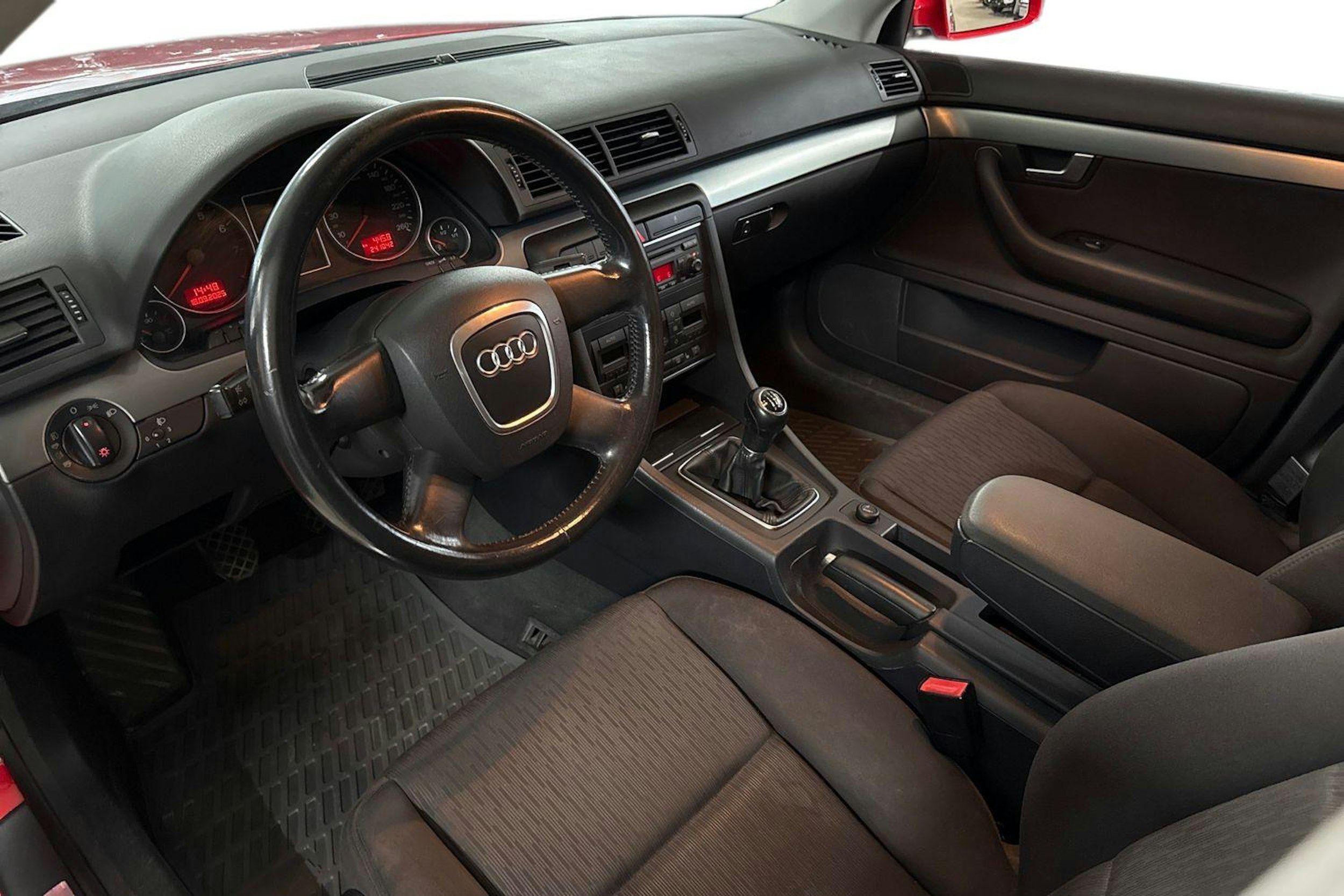 punainen Audi A4 2005 kuva 3.