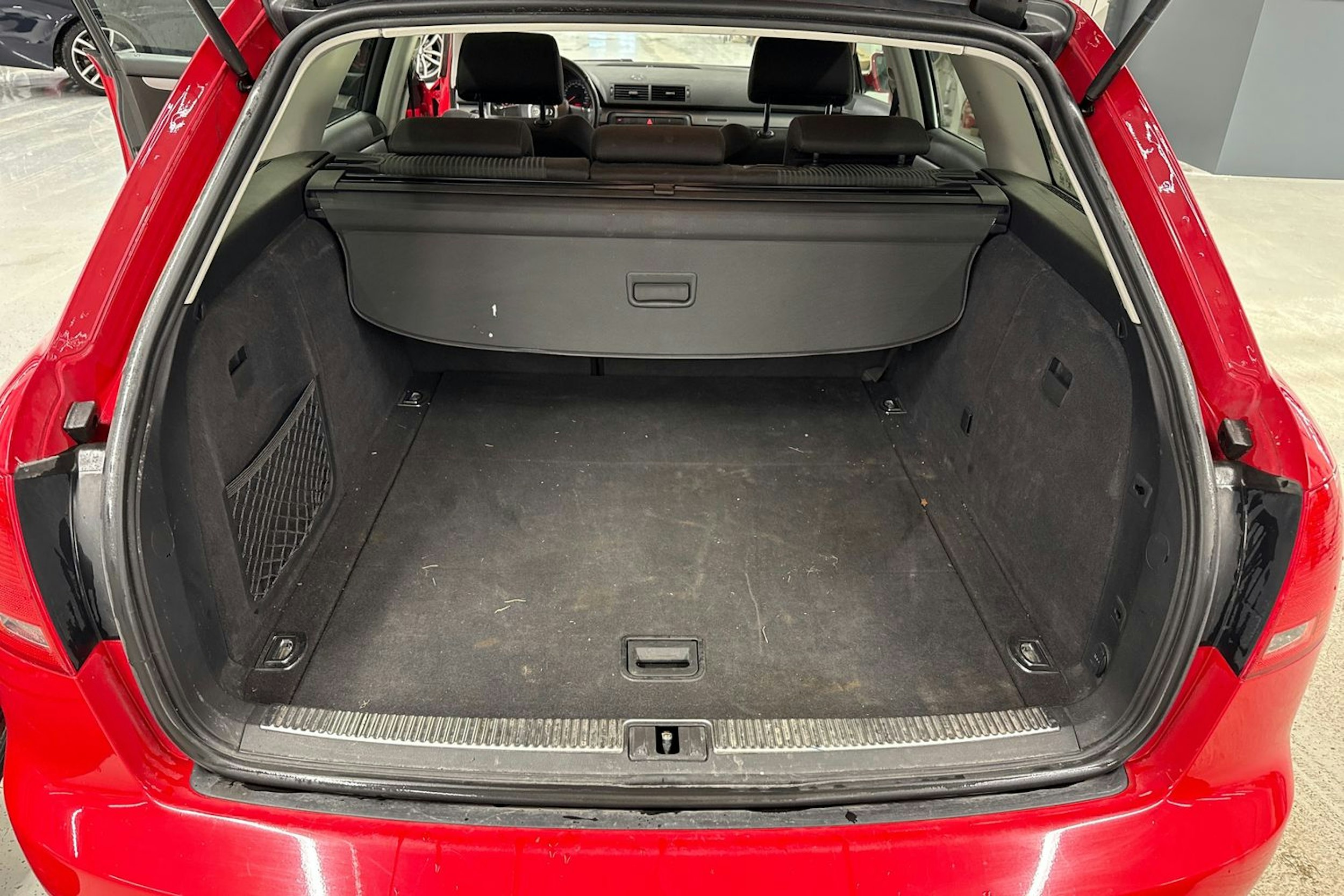 Punainen Audi A4 2006 kuva 17.