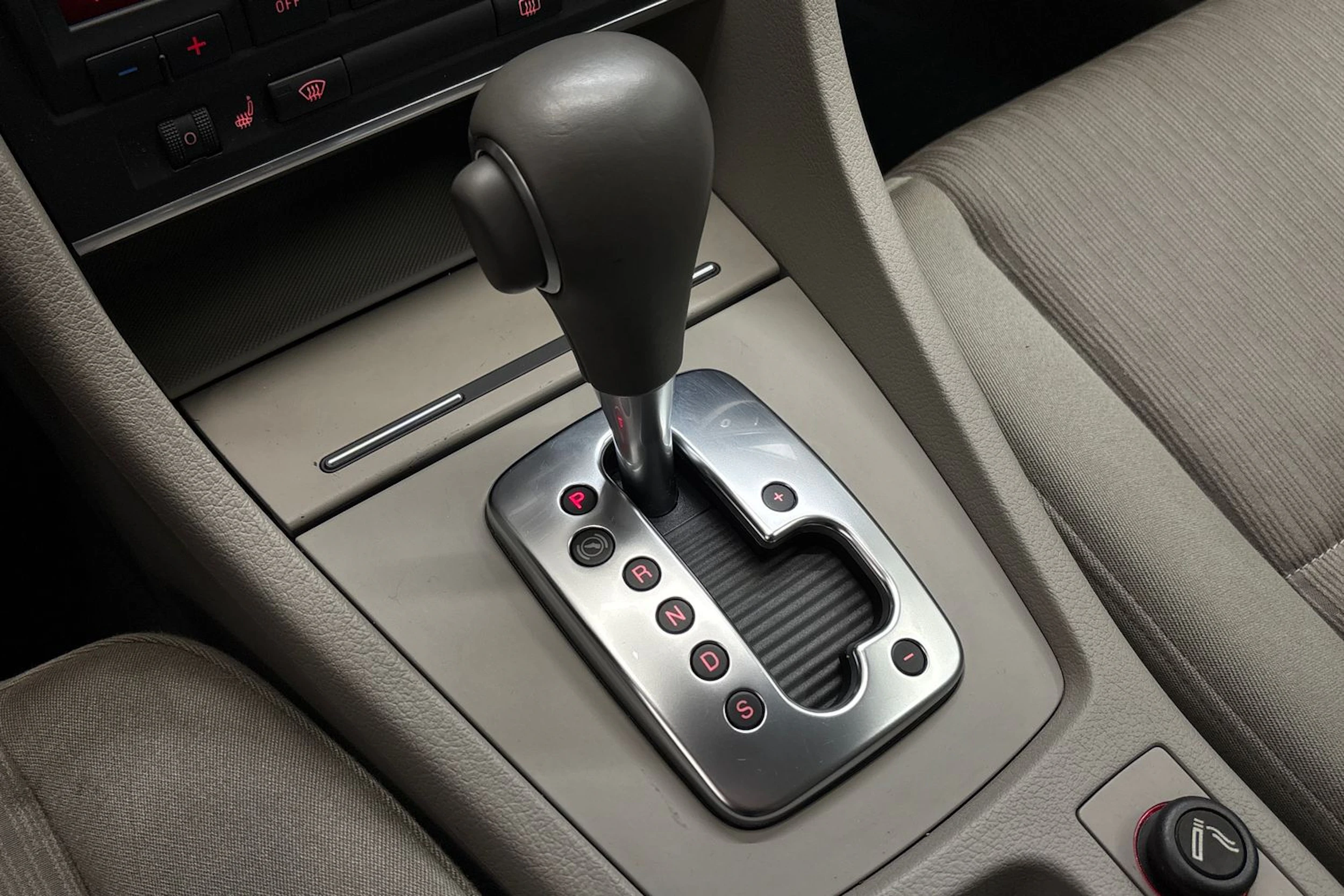 Punainen Audi A4 2006 kuva 15.