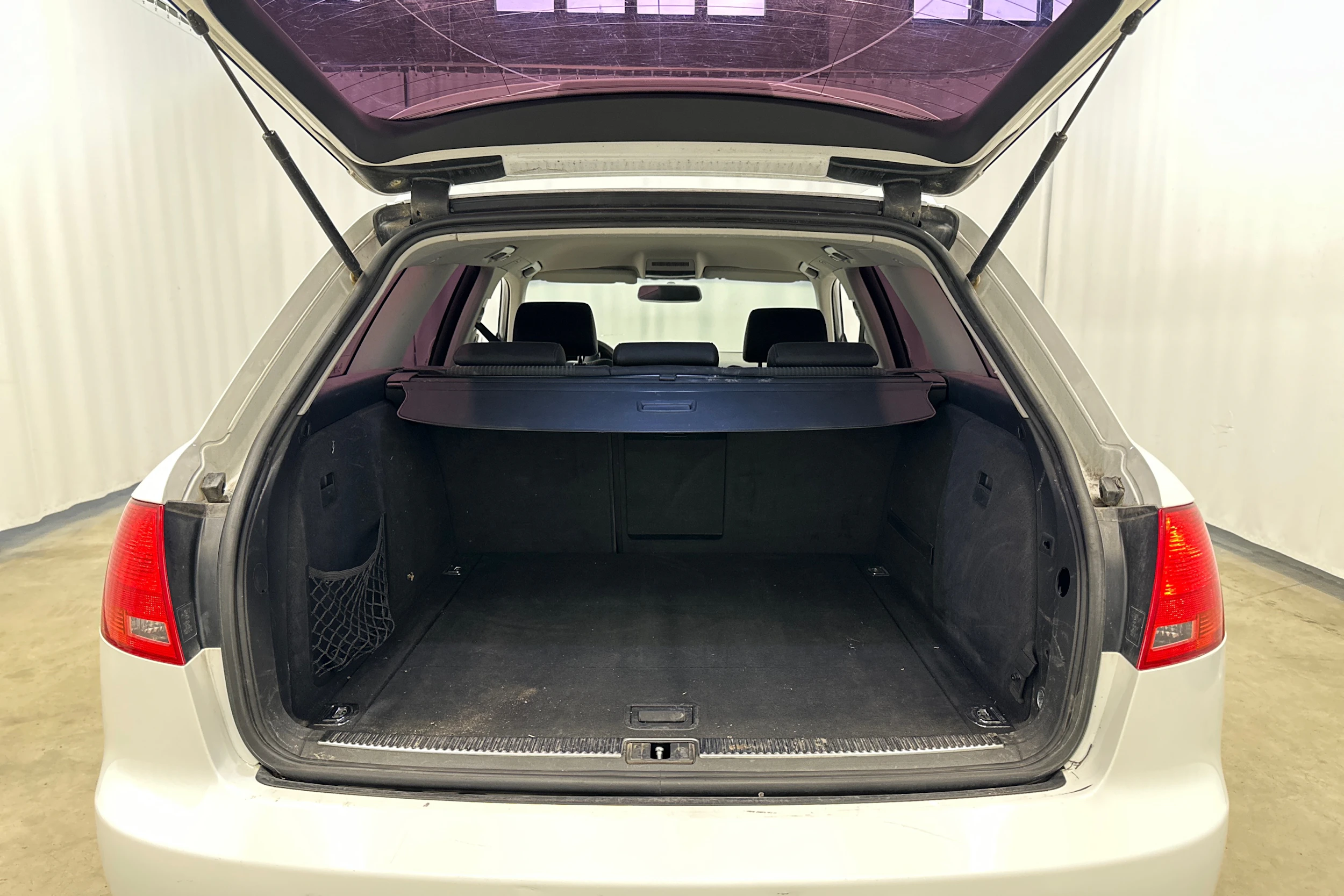 valkoinen Audi A4 2007 kuva 18.