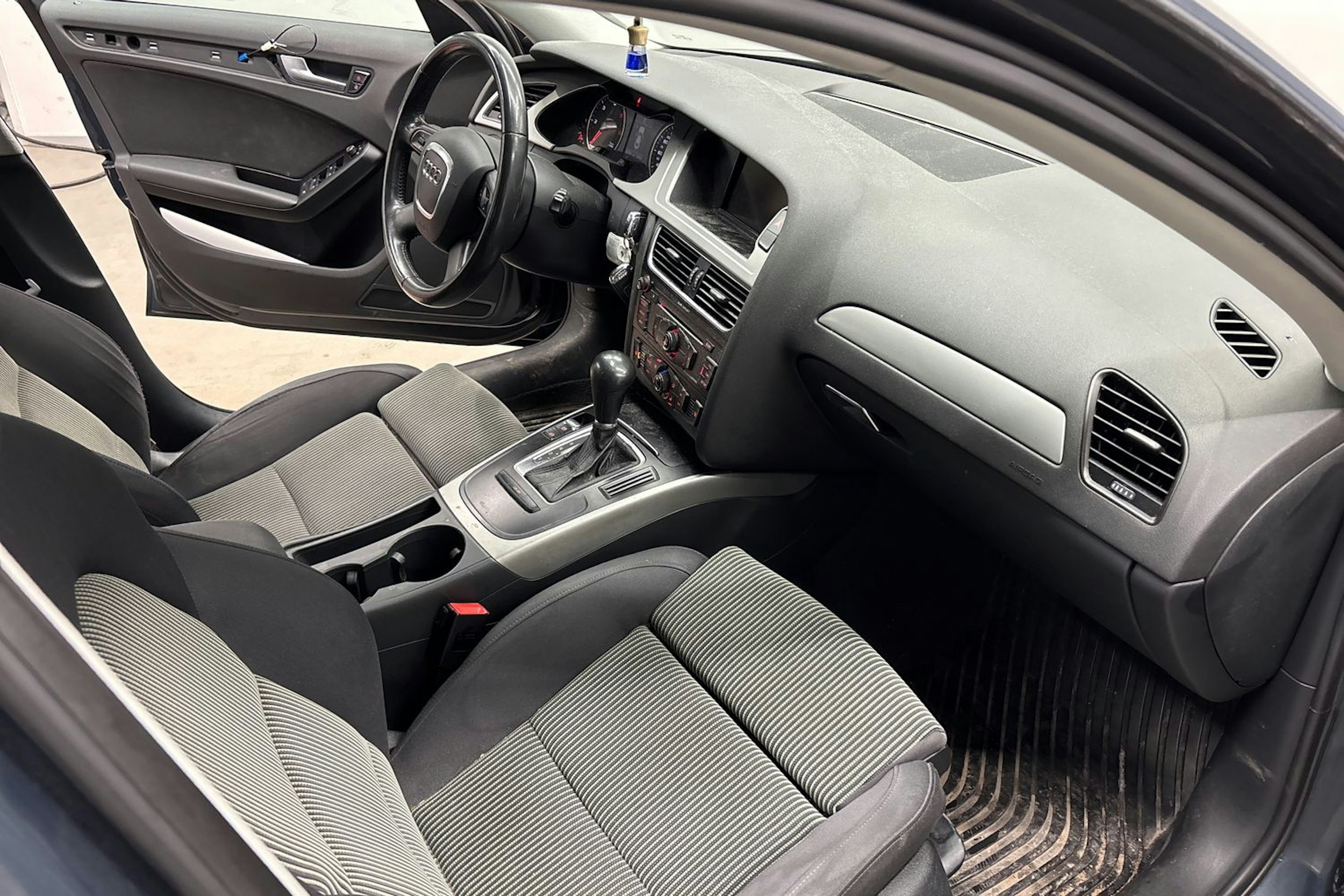 Harmaa Audi A4 2009 kuva 14.