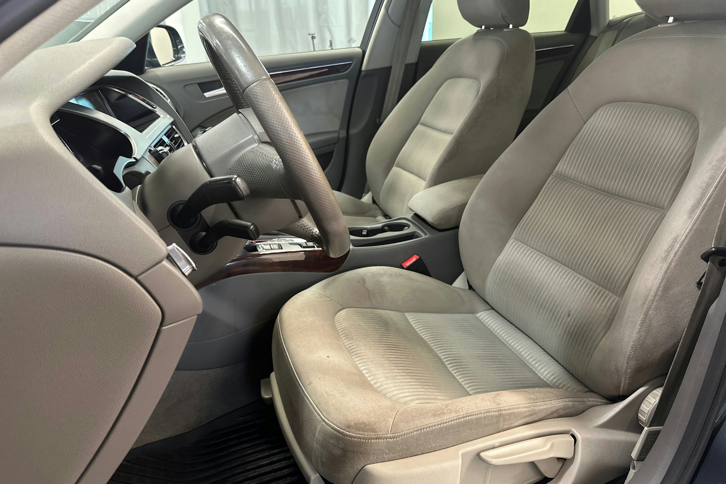 Harmaa Audi A4 2010 kuva 14.