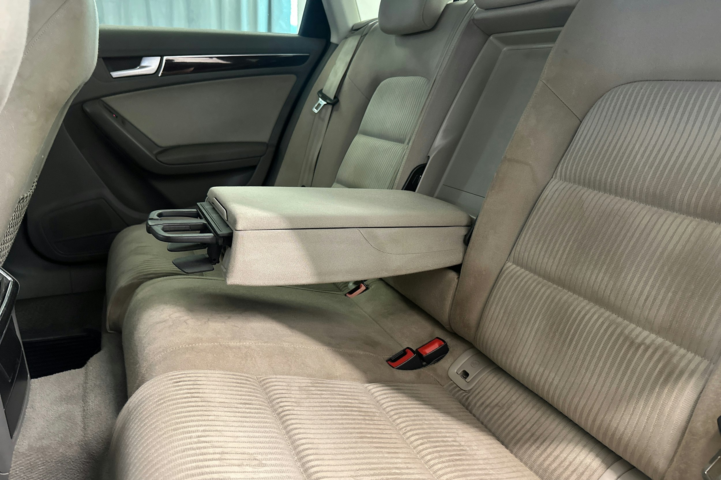 Harmaa Audi A4 2010 kuva 17.