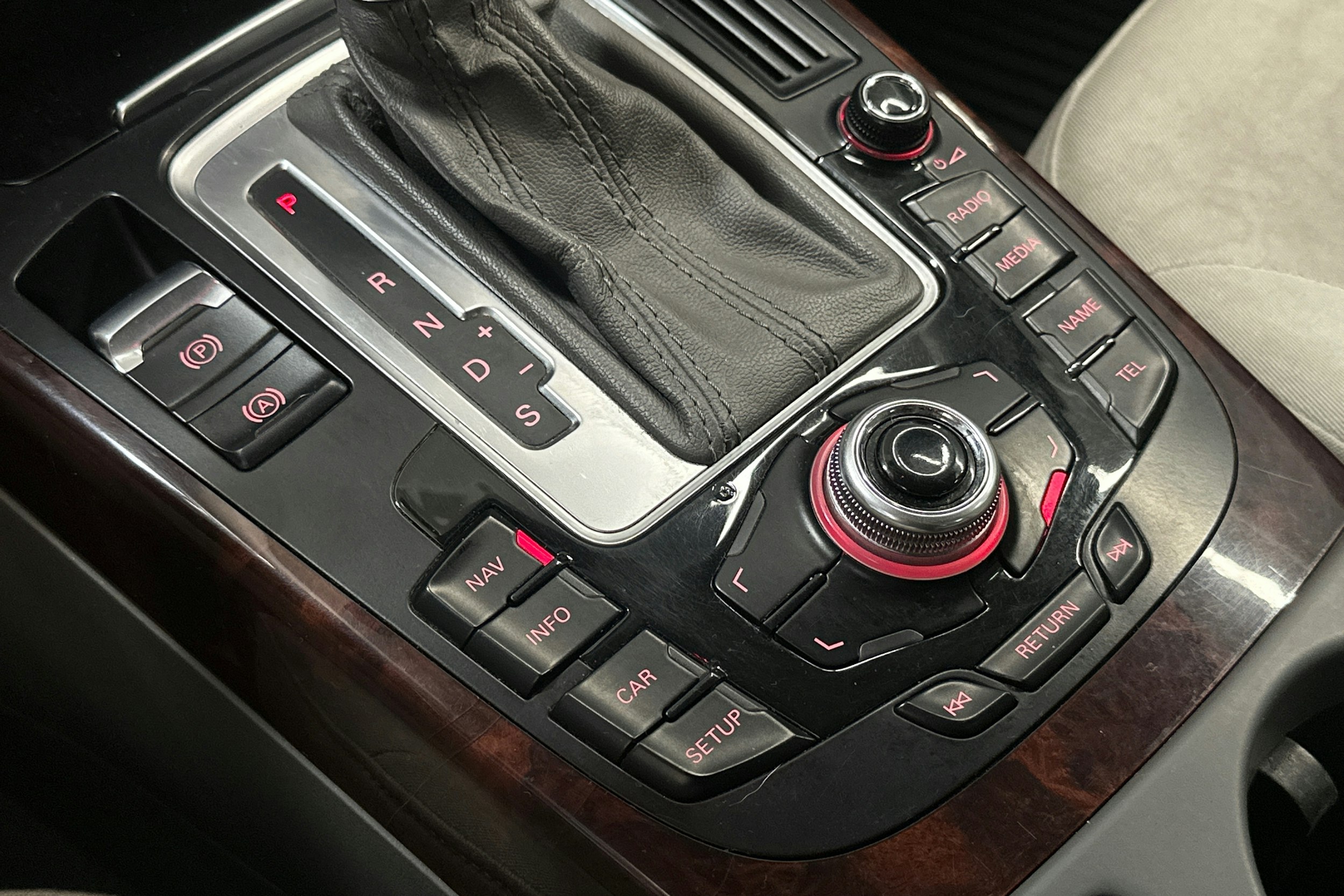 Harmaa Audi A4 2010 kuva 23.