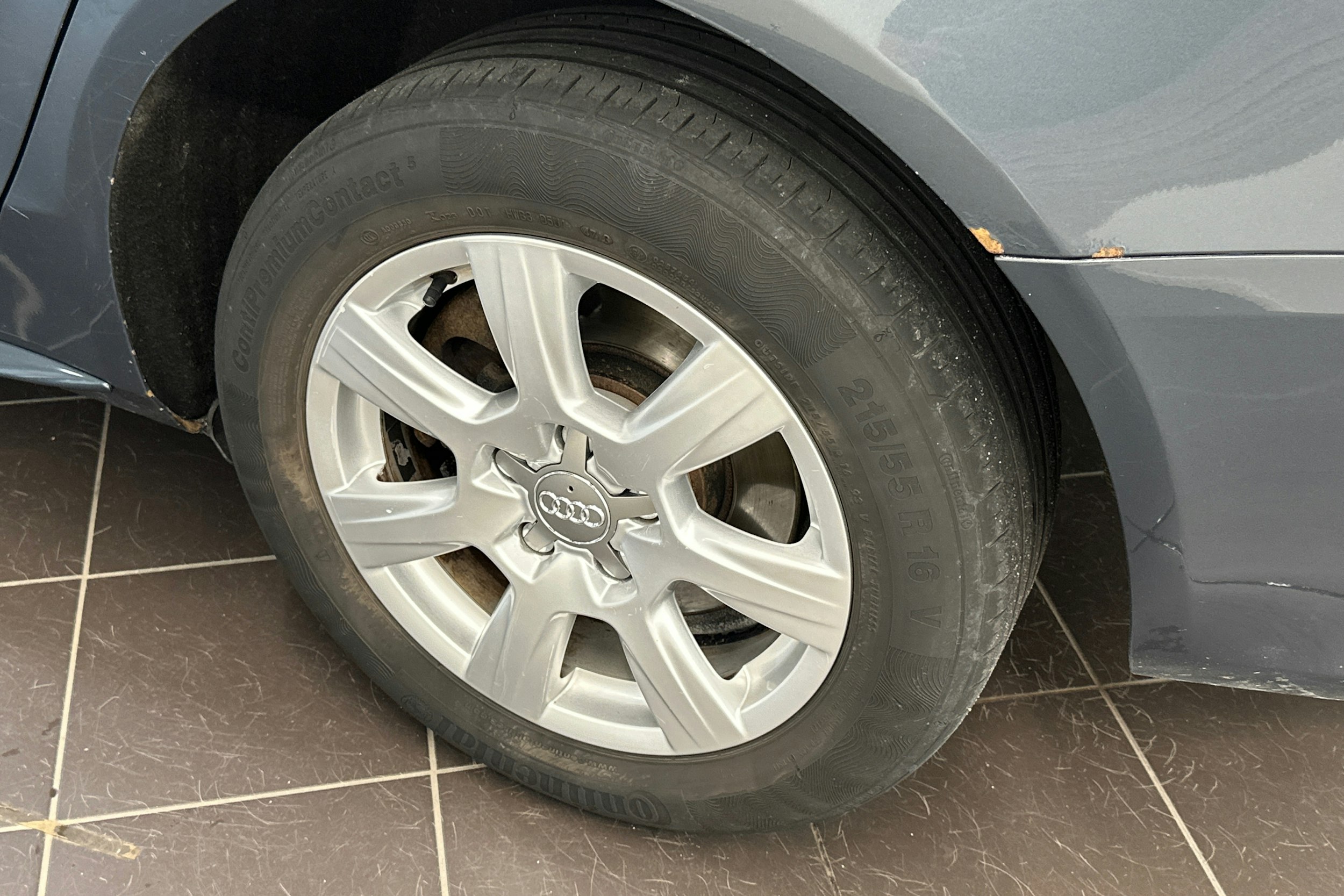 Harmaa Audi A4 2010 kuva 29.