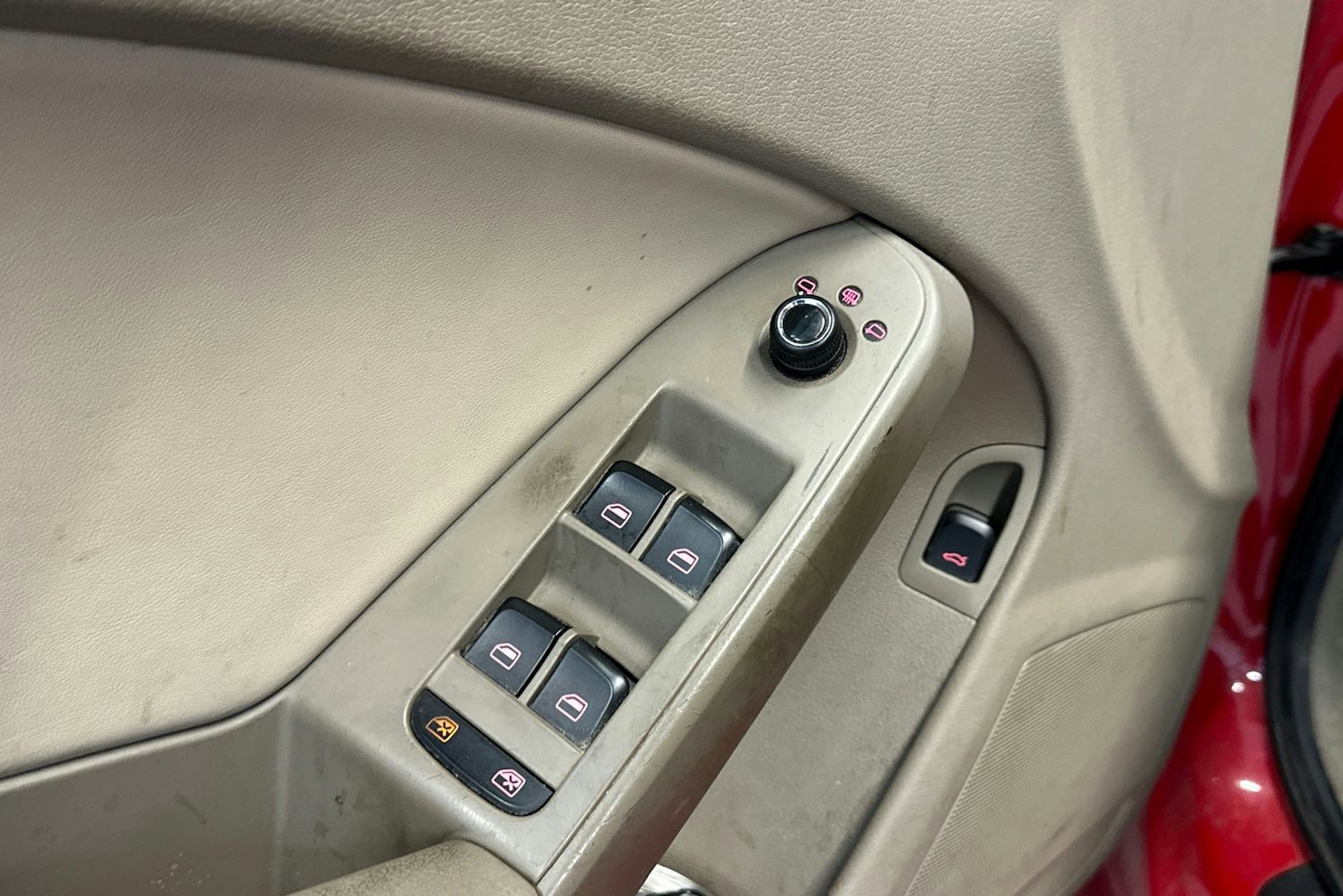 Punainen Audi A4 2010 kuva 13.