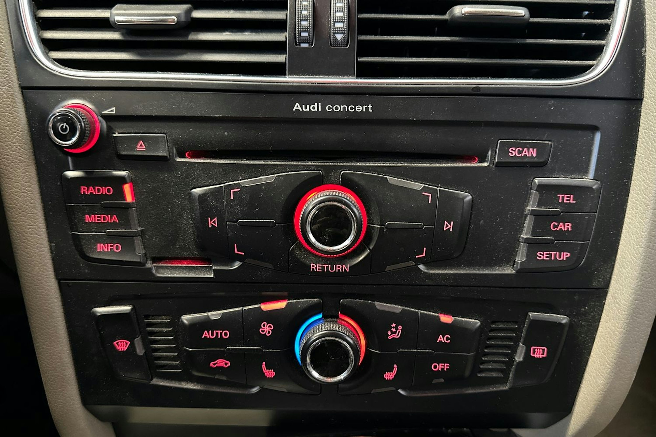 Punainen Audi A4 2010 kuva 21.