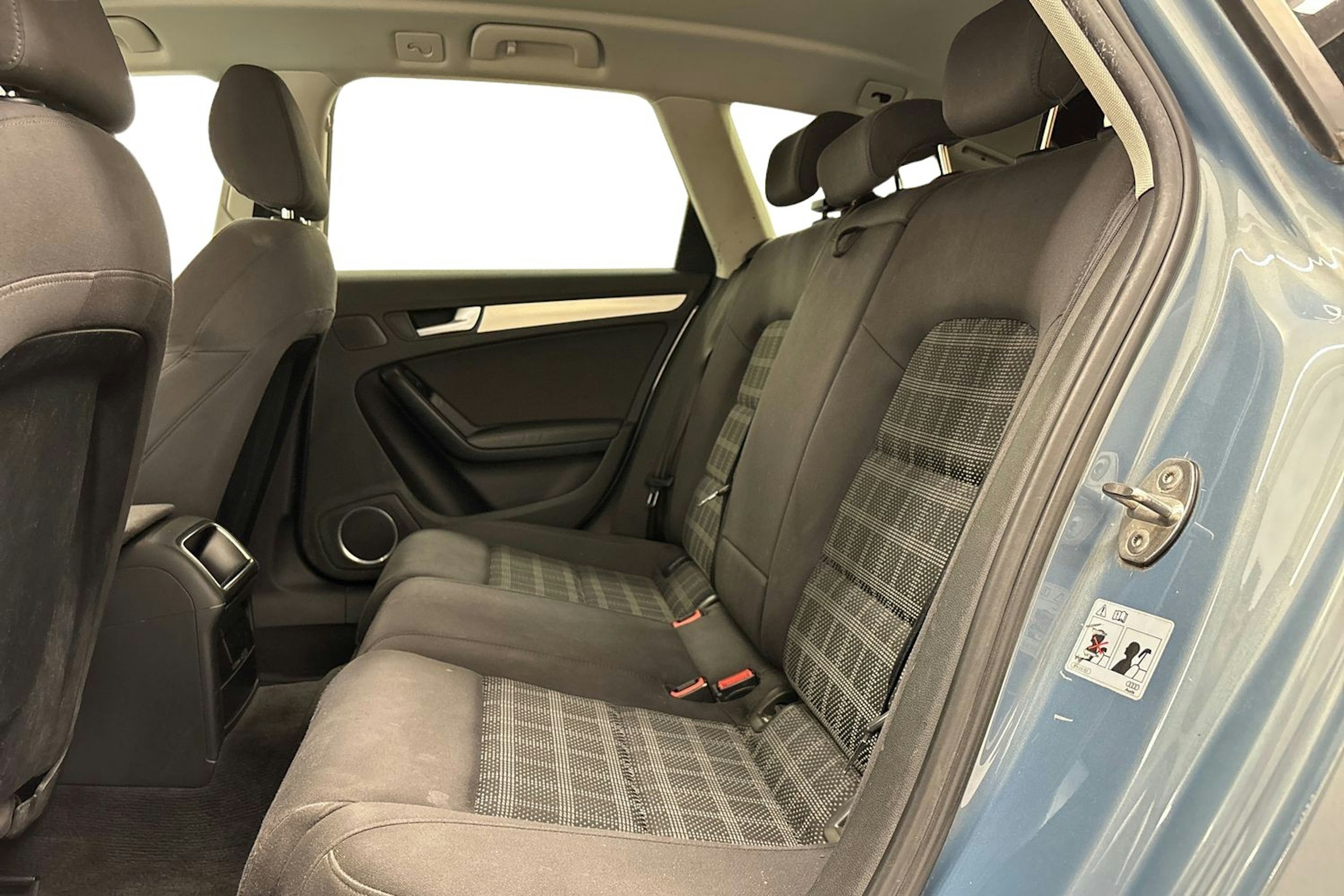 sininen Audi A4 2010 kuva 10.