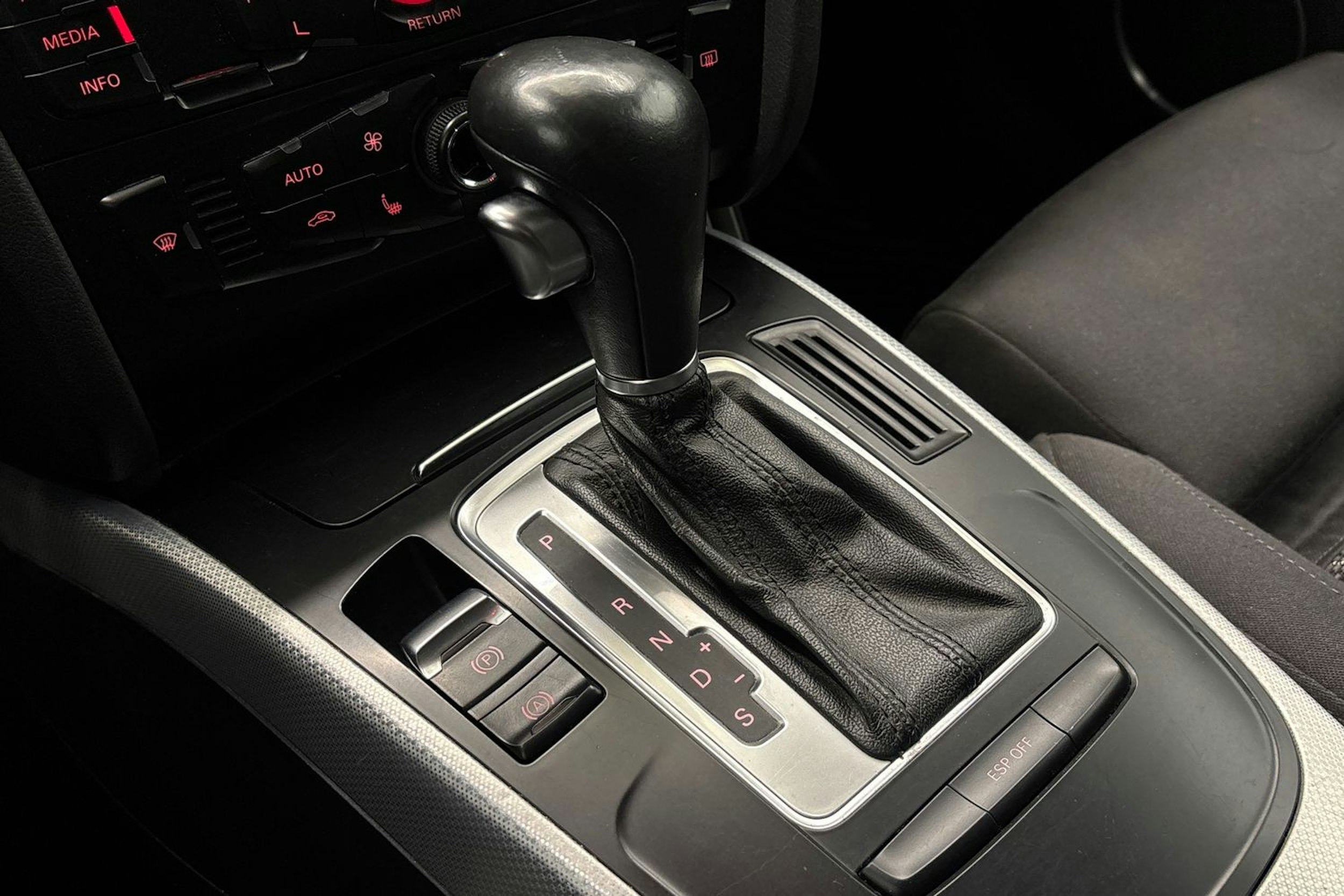 sininen Audi A4 2010 kuva 20.