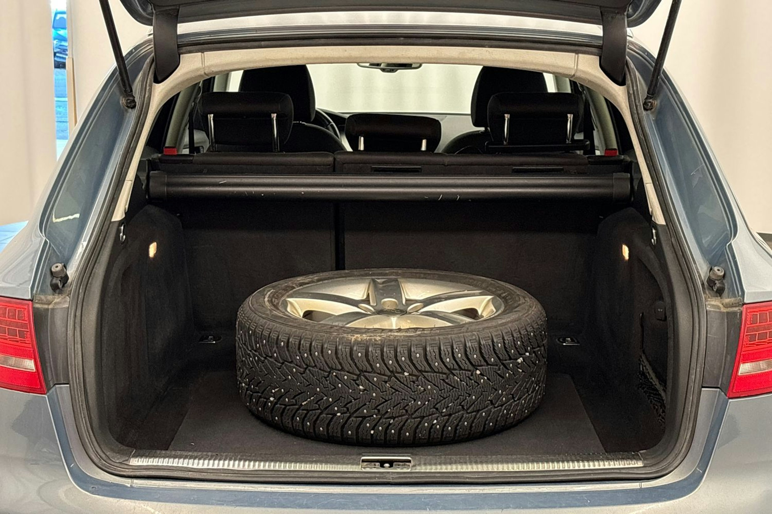 sininen Audi A4 2010 kuva 21.