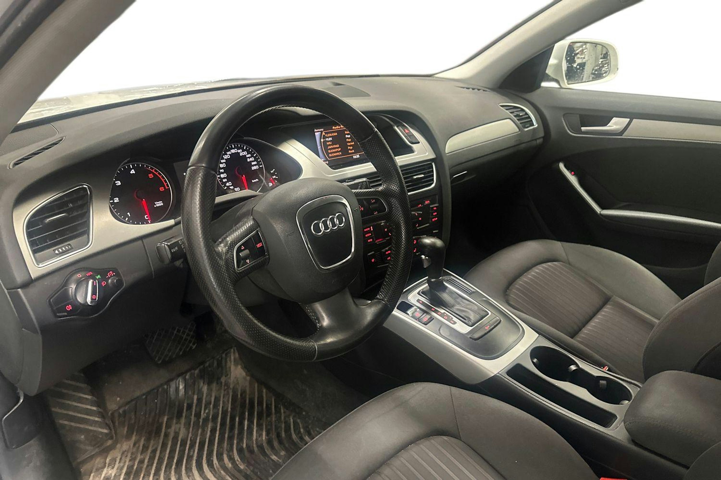 Valkoinen Audi A4 2010 kuva 3.