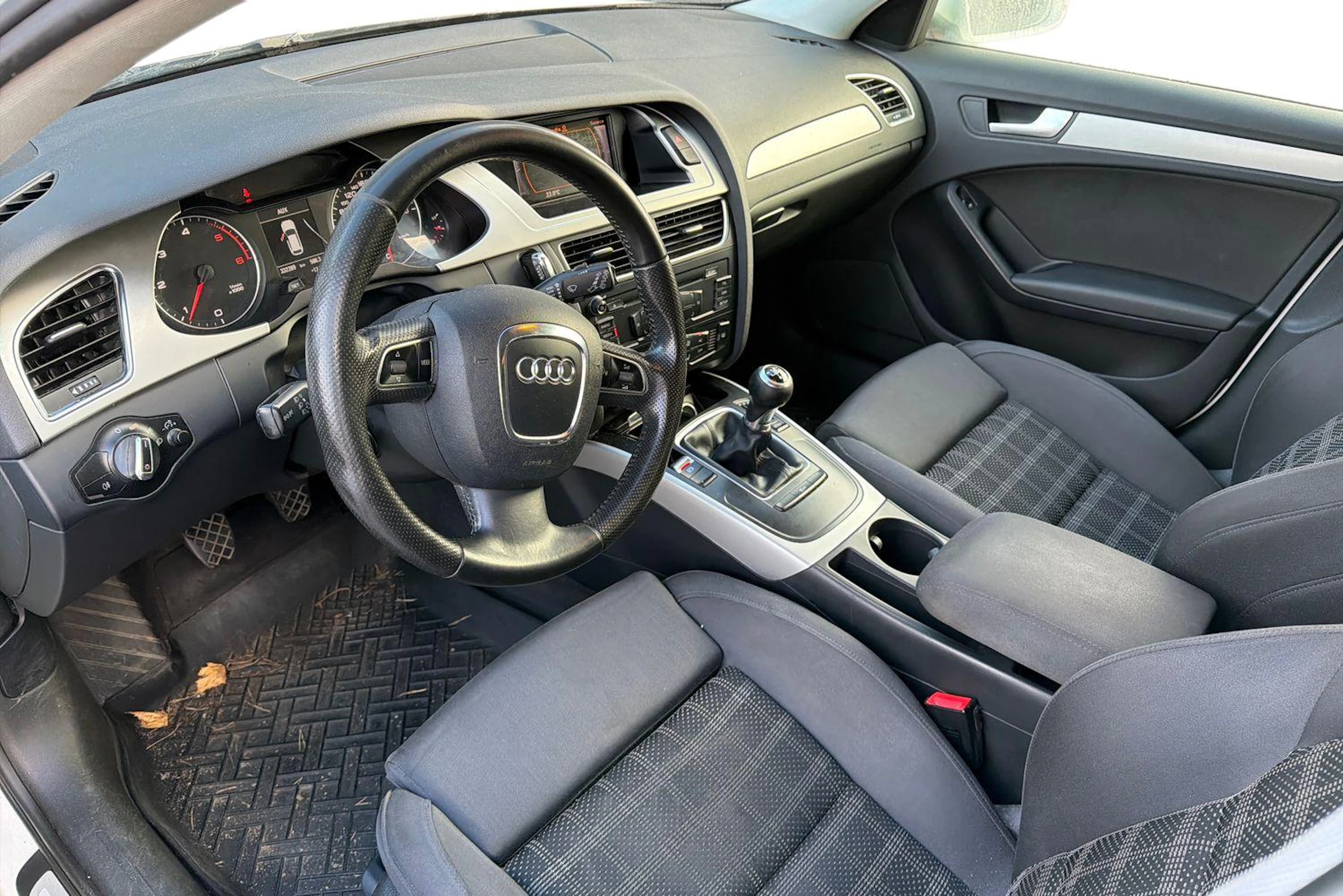 valkoinen Audi A4 2011 kuva 3.