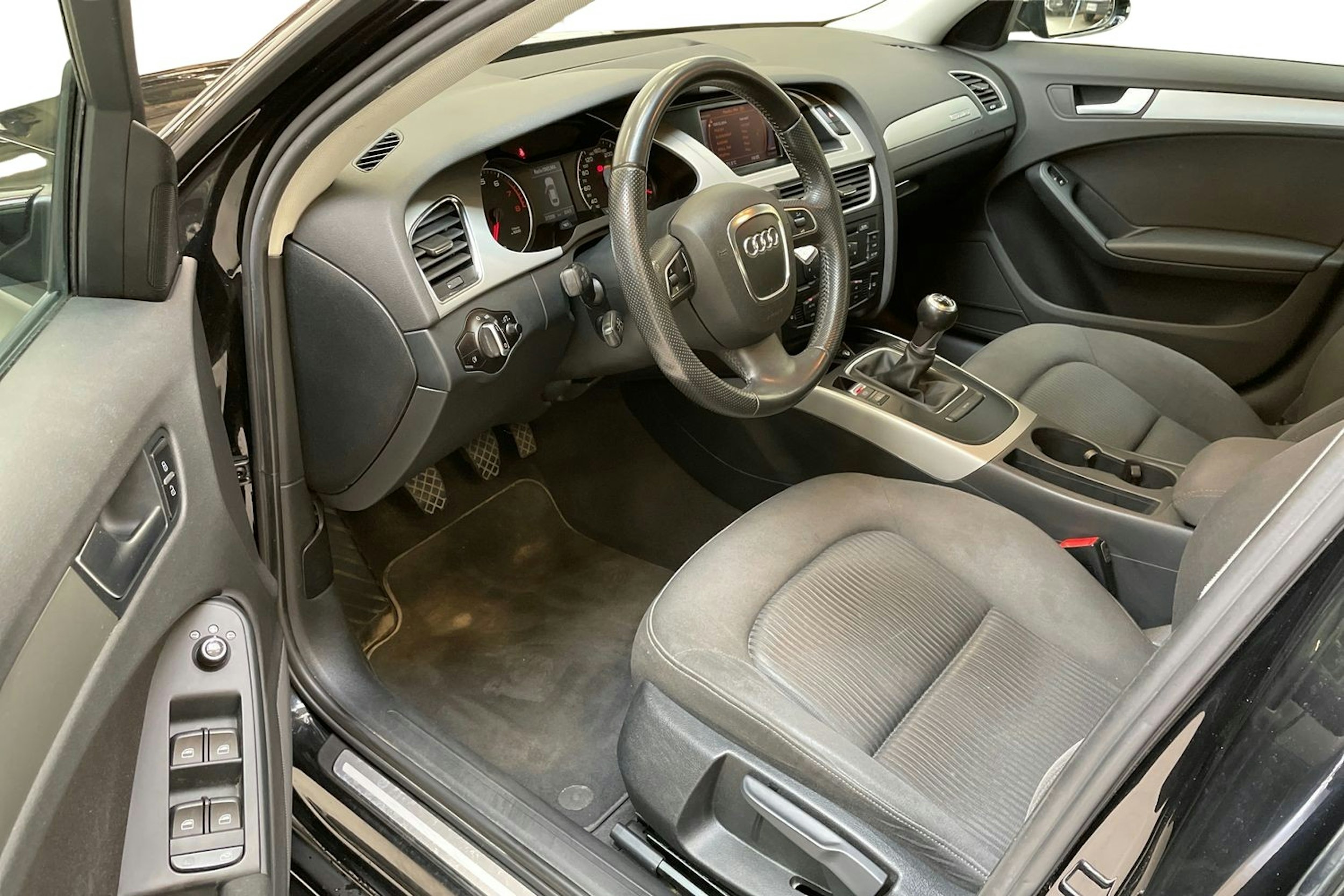 musta Audi A4 2010 kuva 7.