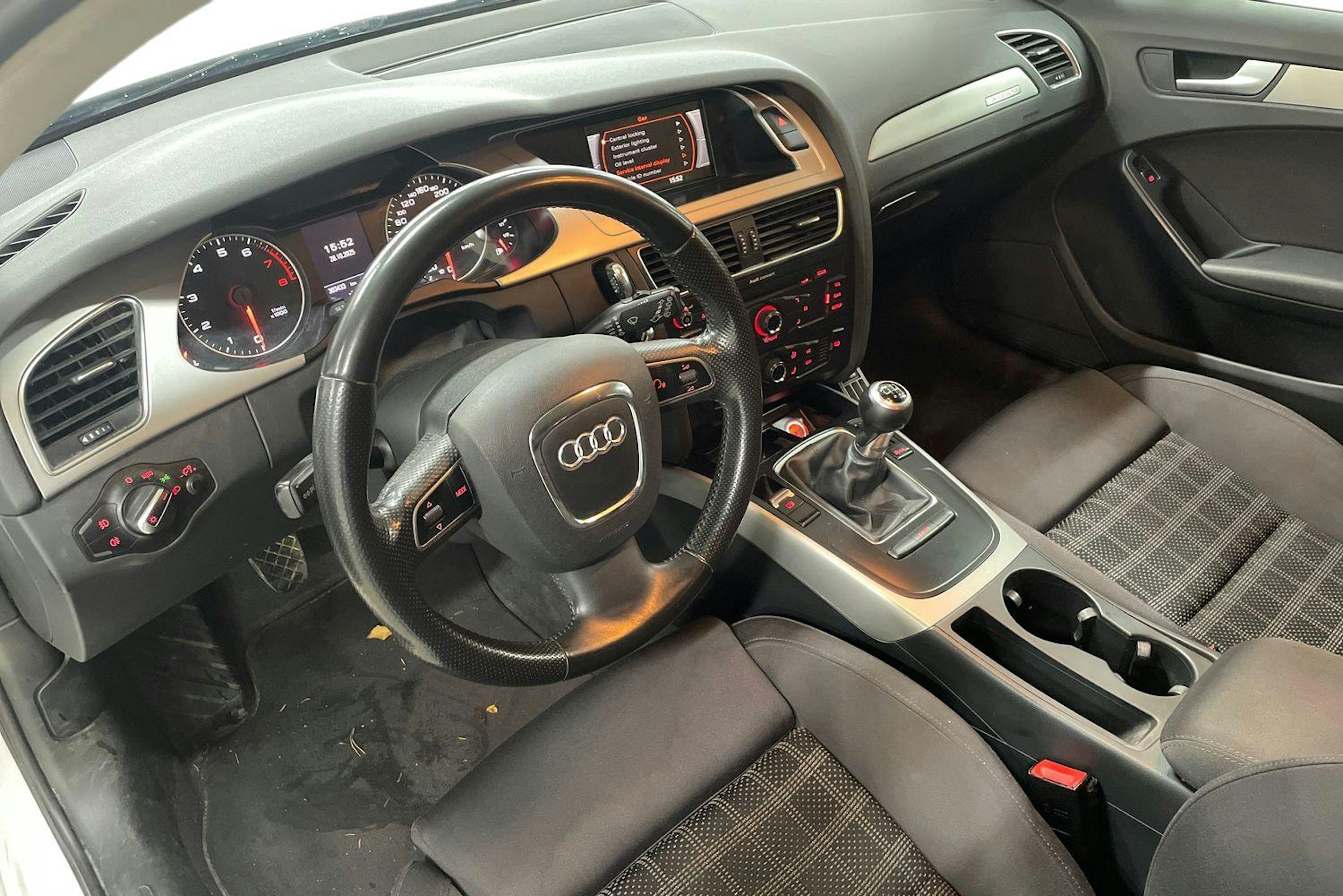 Valkoinen Audi A4 2010 kuva 3.