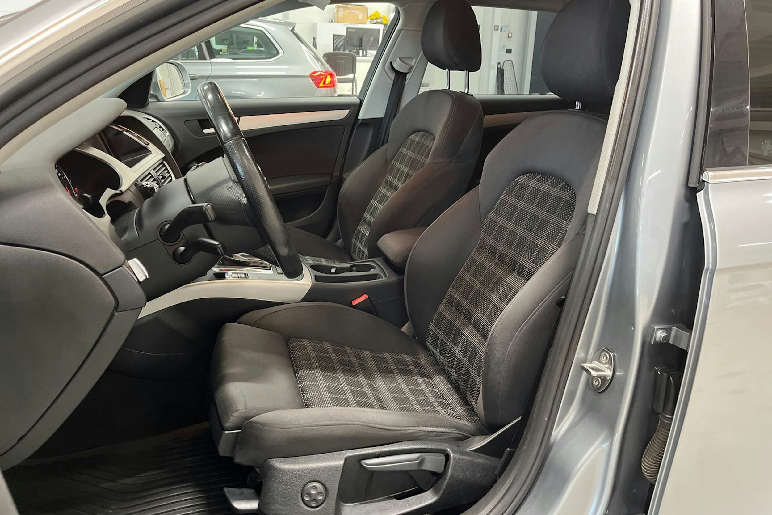 harmaa Audi A4 2010 kuva 14.