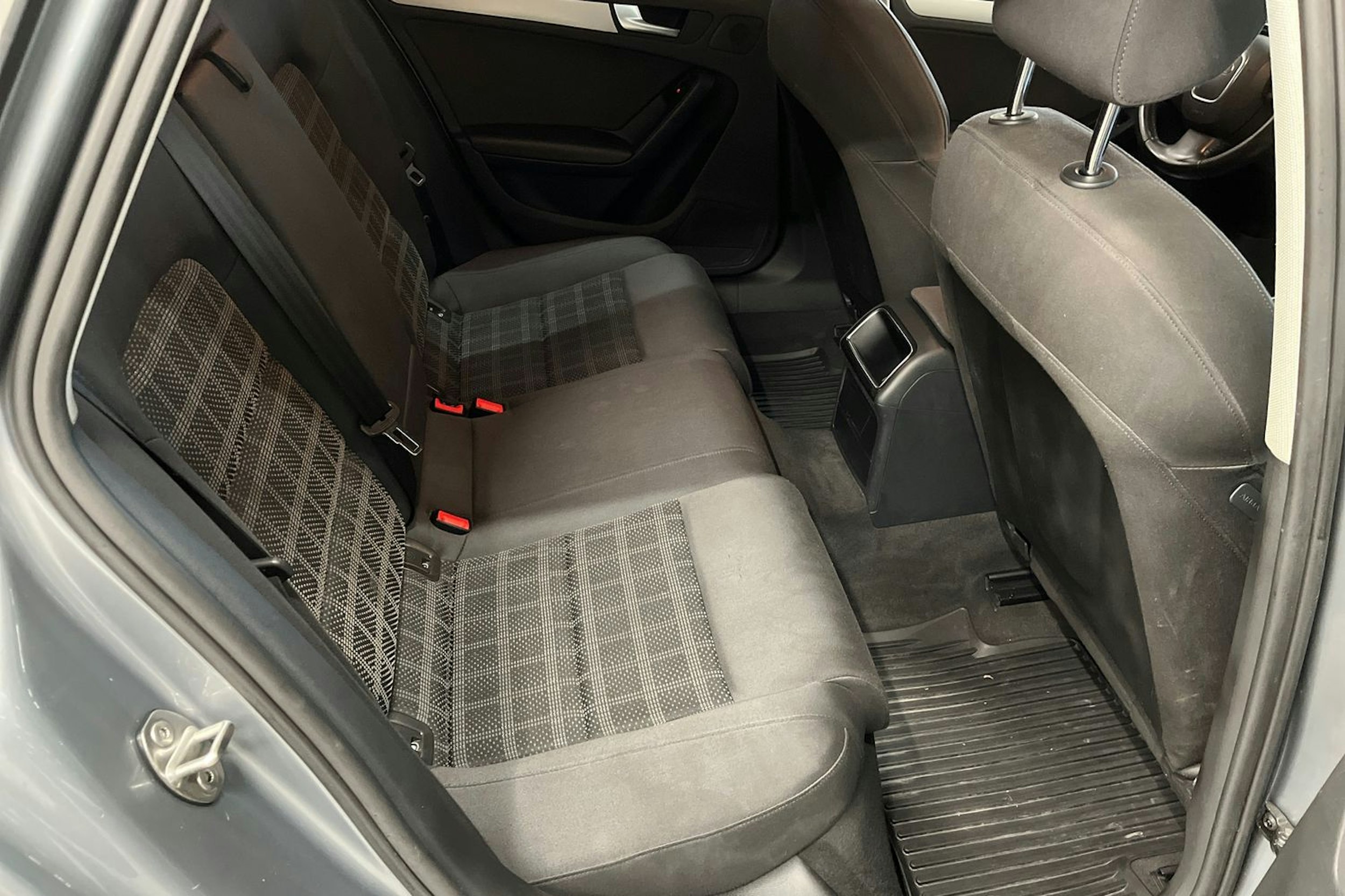 harmaa Audi A4 2010 kuva 17.