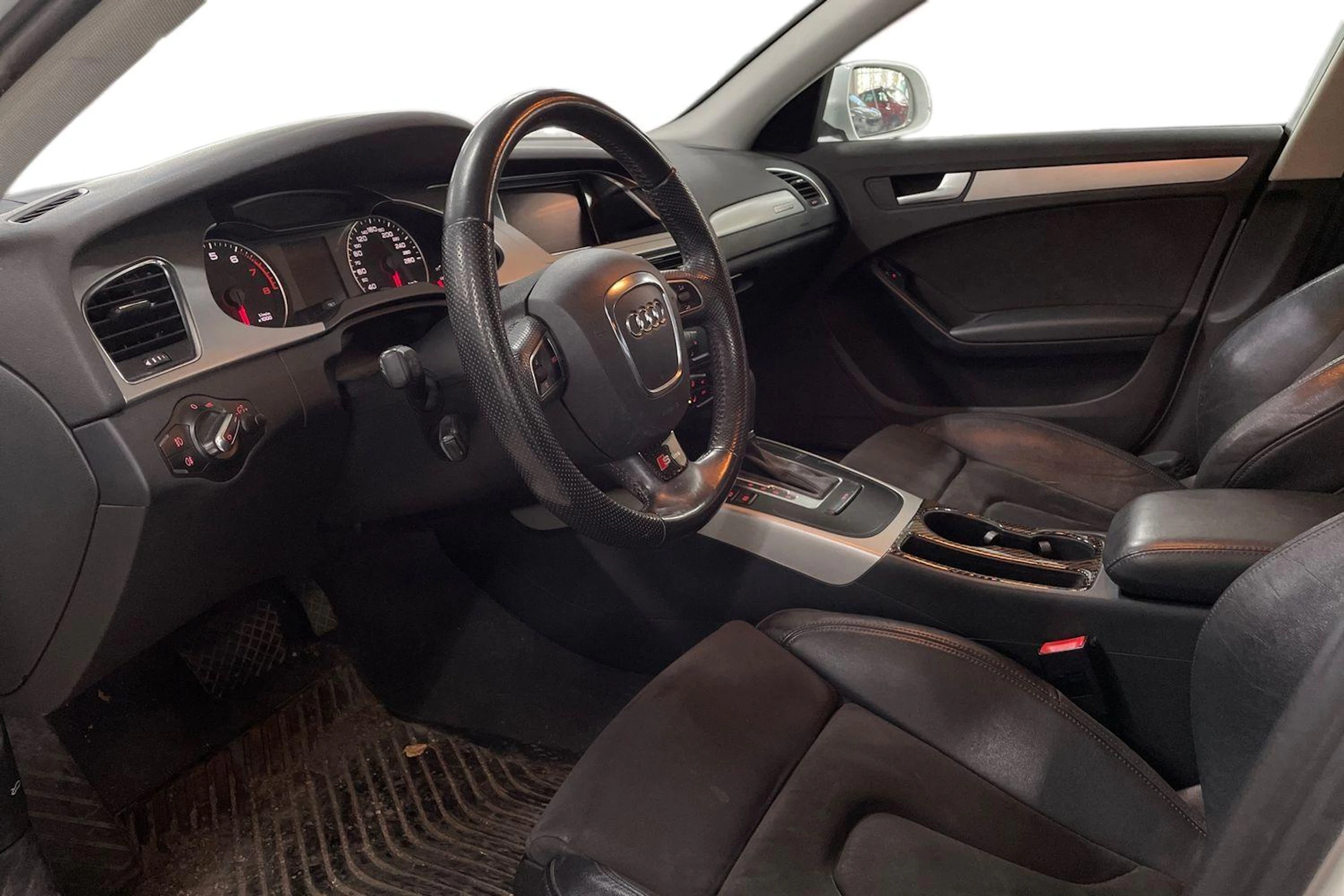 valkoinen Audi A4 2010 kuva 3.