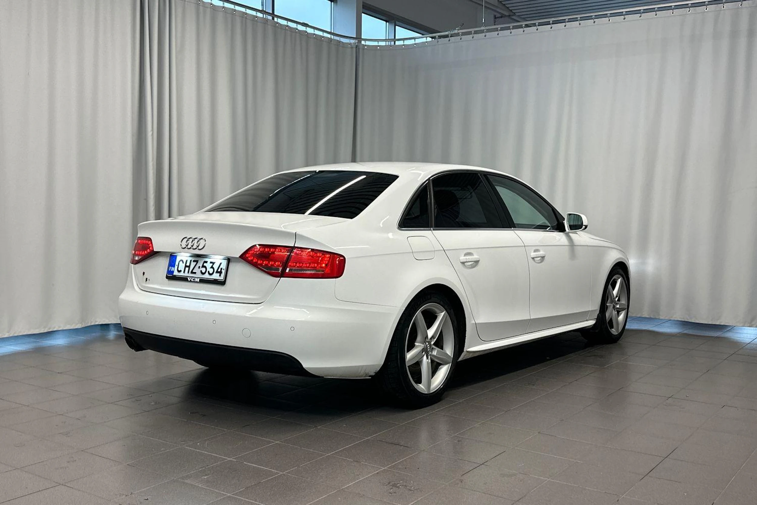 valkoinen Audi A4 2011 kuva 7.