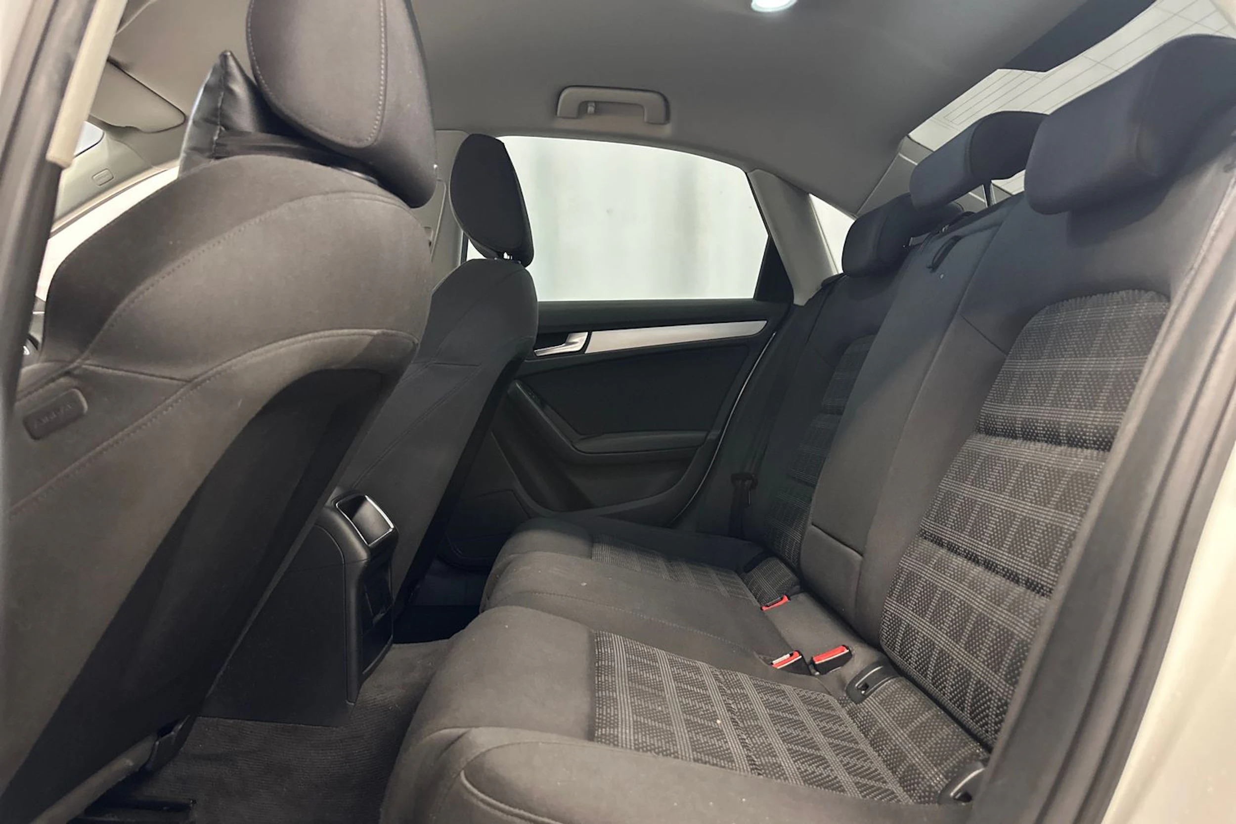 valkoinen Audi A4 2011 kuva 11.
