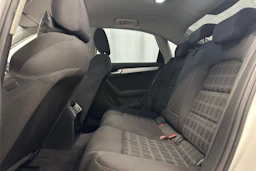 valkoinen Audi A4 2011 kuva 11.