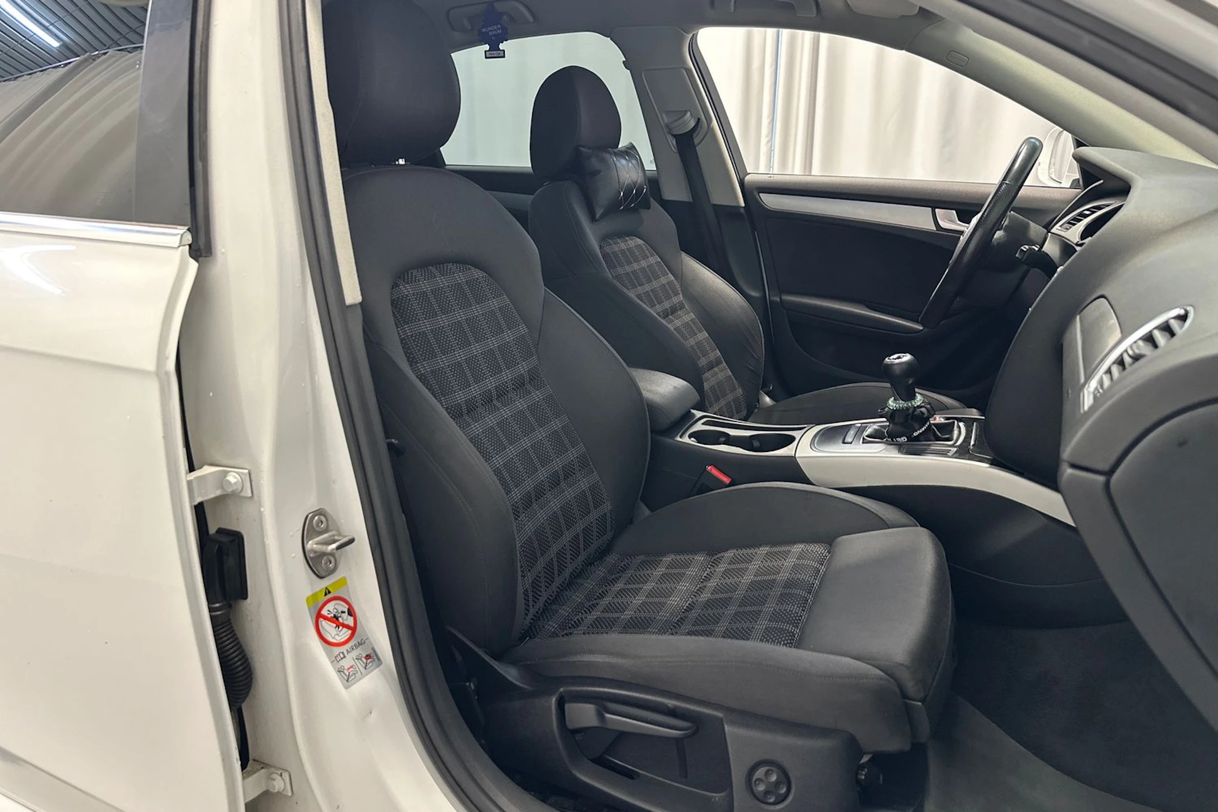 valkoinen Audi A4 2011 kuva 14.