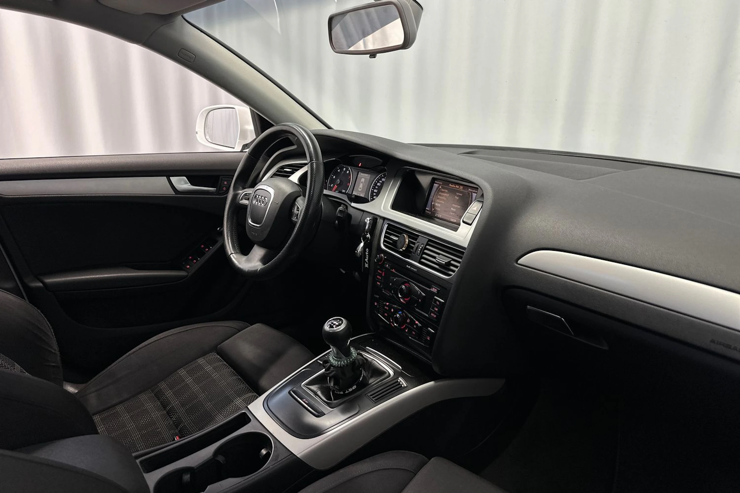 valkoinen Audi A4 2011 kuva 15.
