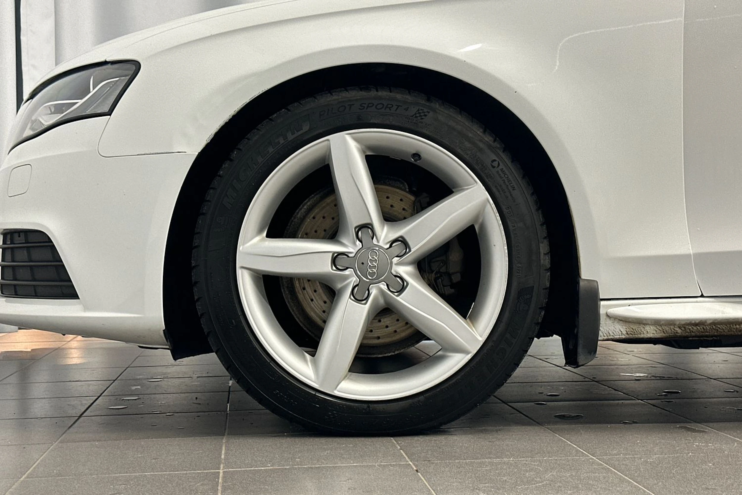 valkoinen Audi A4 2011 kuva 27.