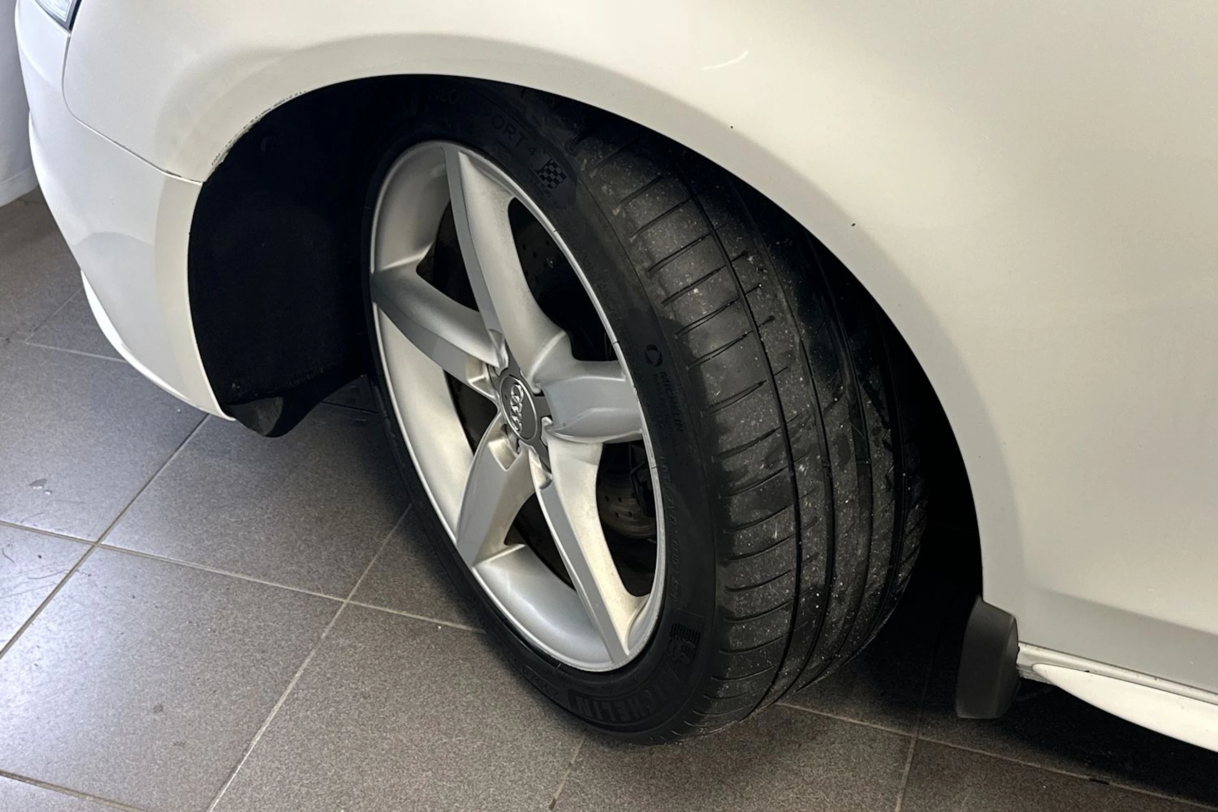 valkoinen Audi A4 2011 kuva 28.