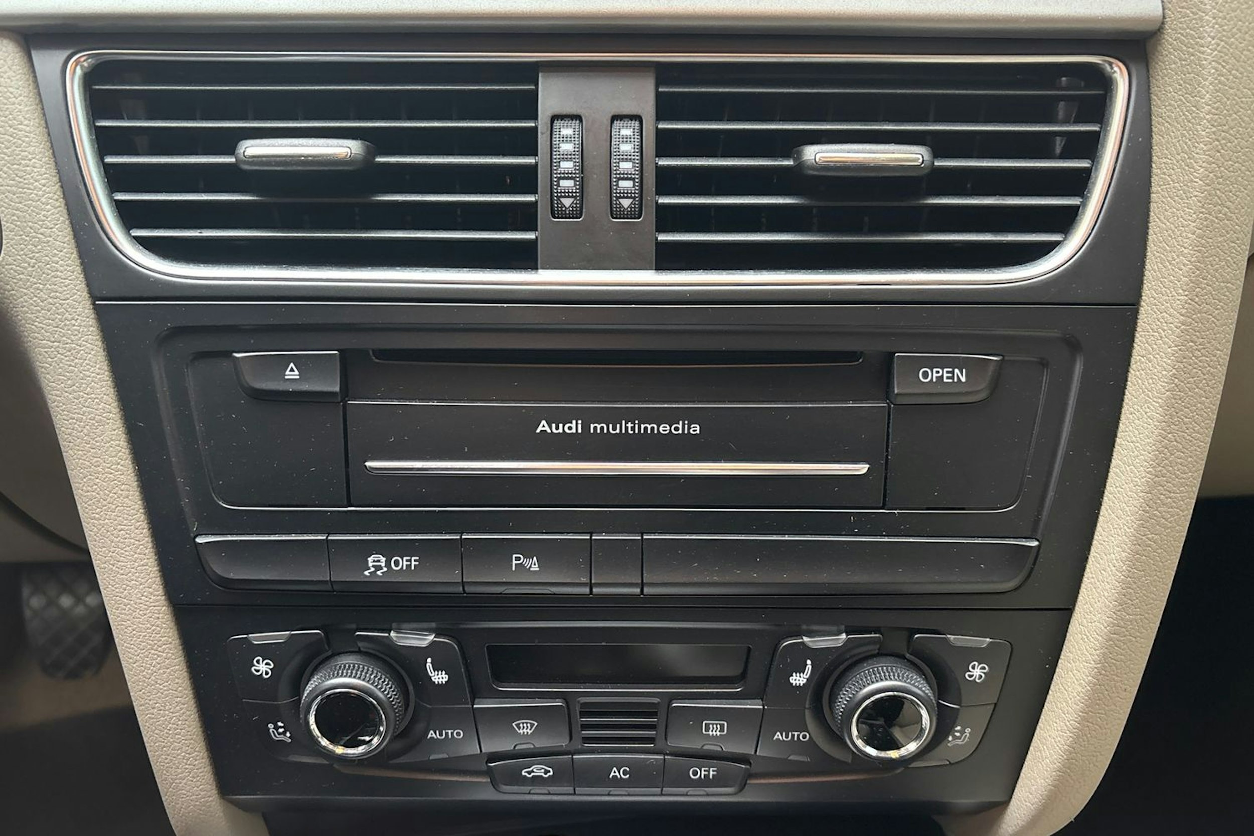 musta Audi A4 2011 kuva 24.
