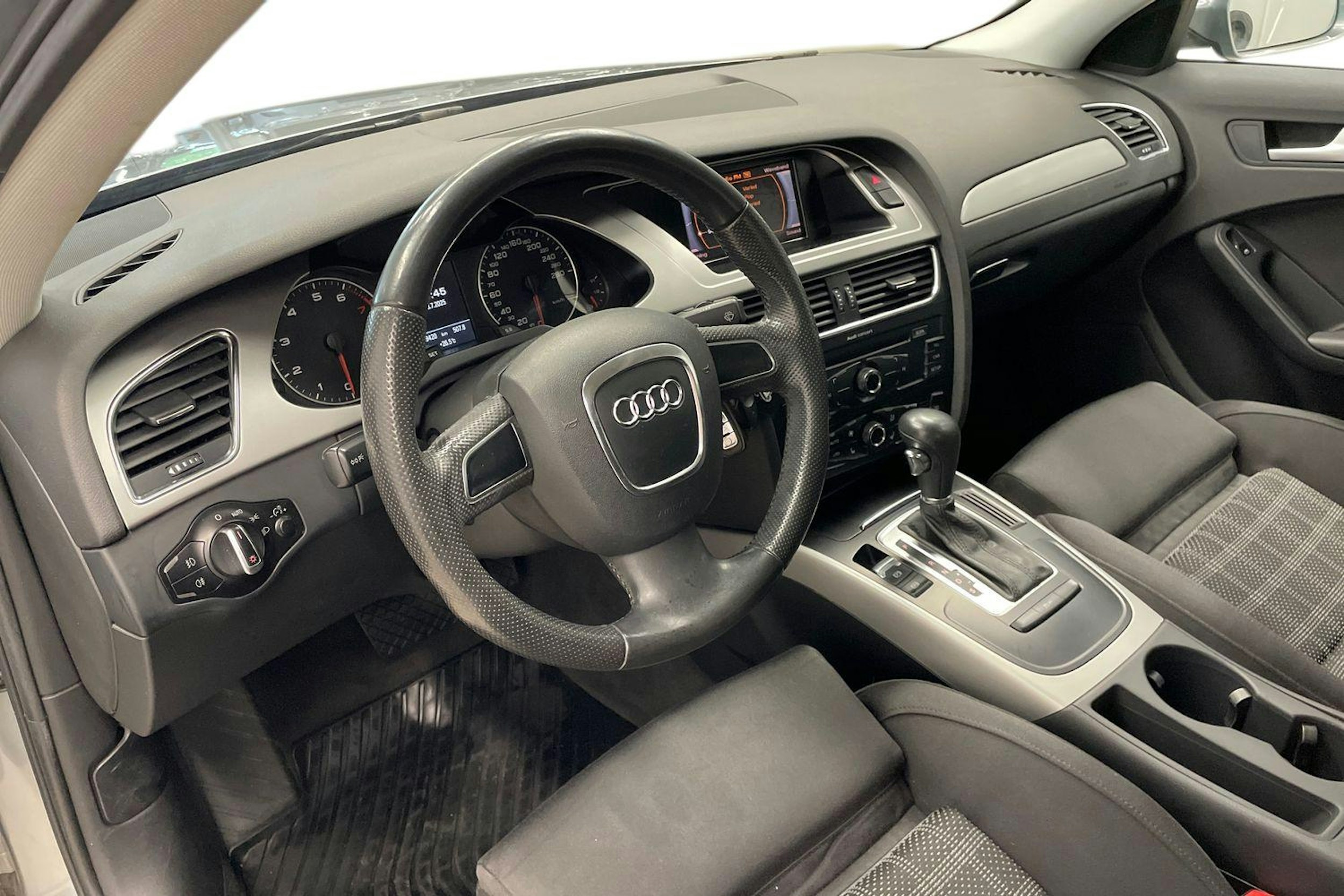 Harmaa Audi A4 2011 kuva 7.