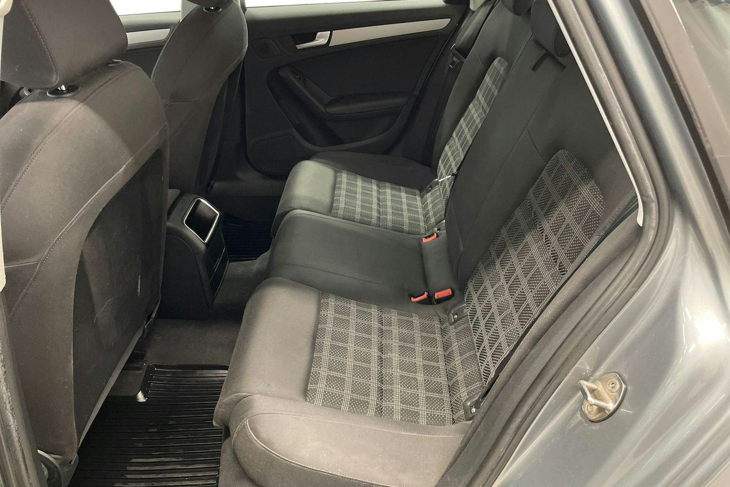 Harmaa Audi A4 2011 kuva 10.