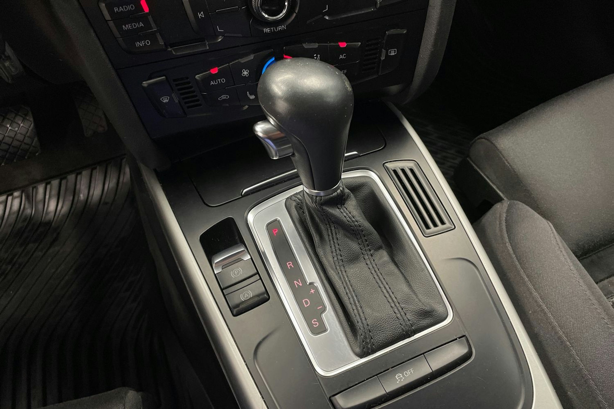 Harmaa Audi A4 2011 kuva 15.