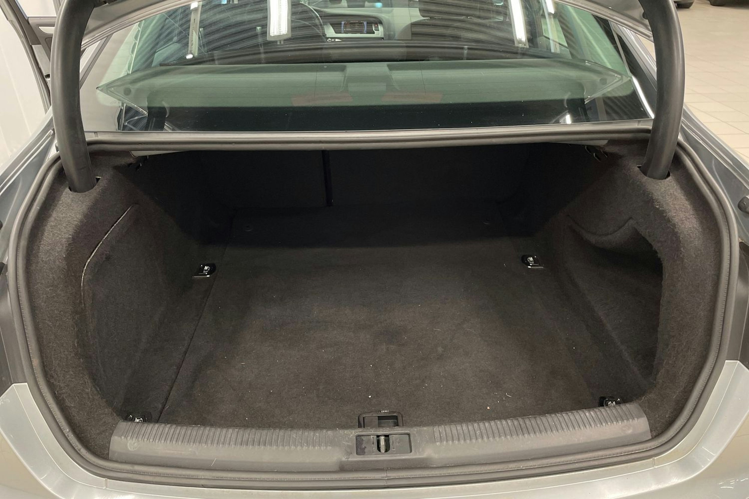 Harmaa Audi A4 2011 kuva 18.