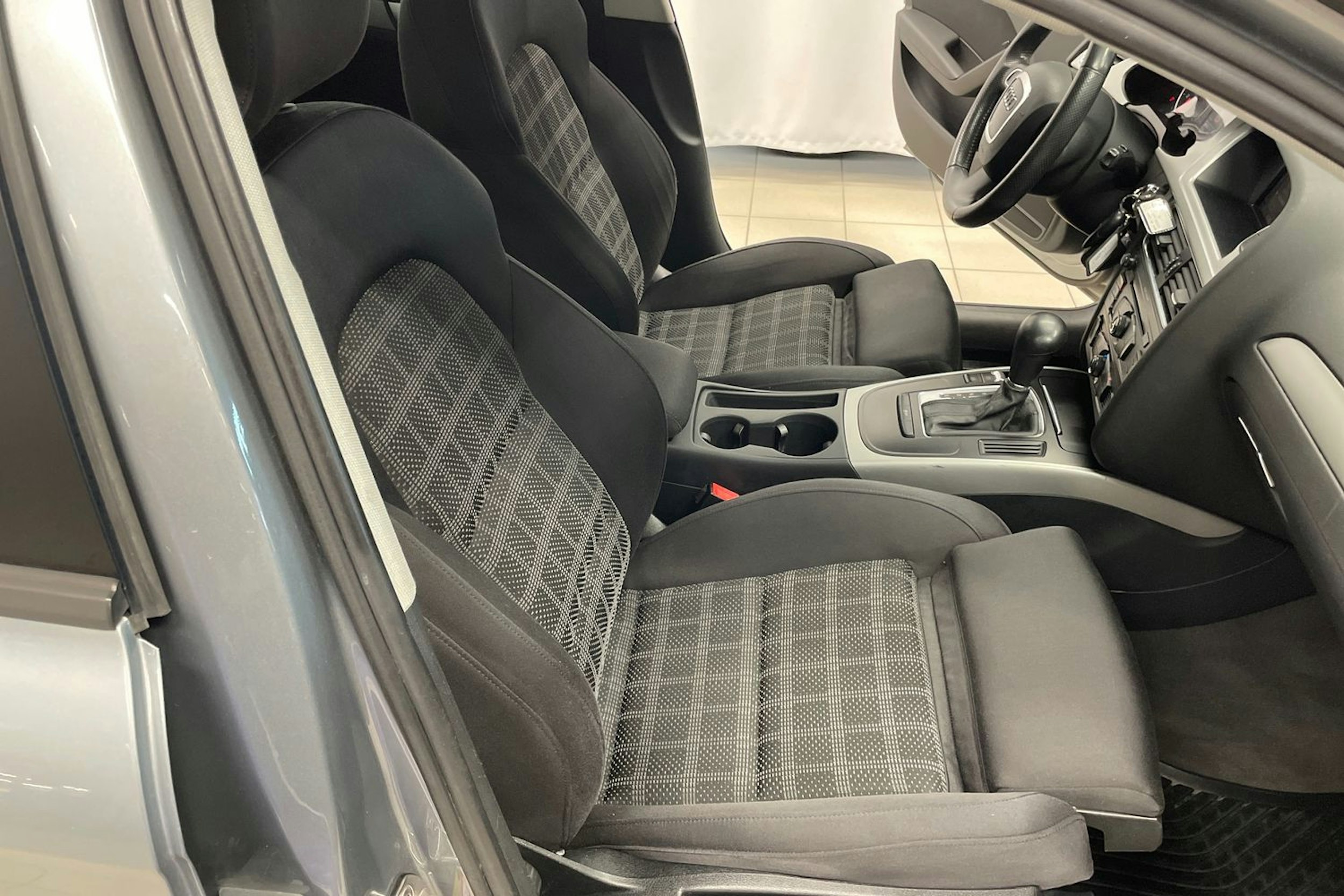 Harmaa Audi A4 2011 kuva 22.