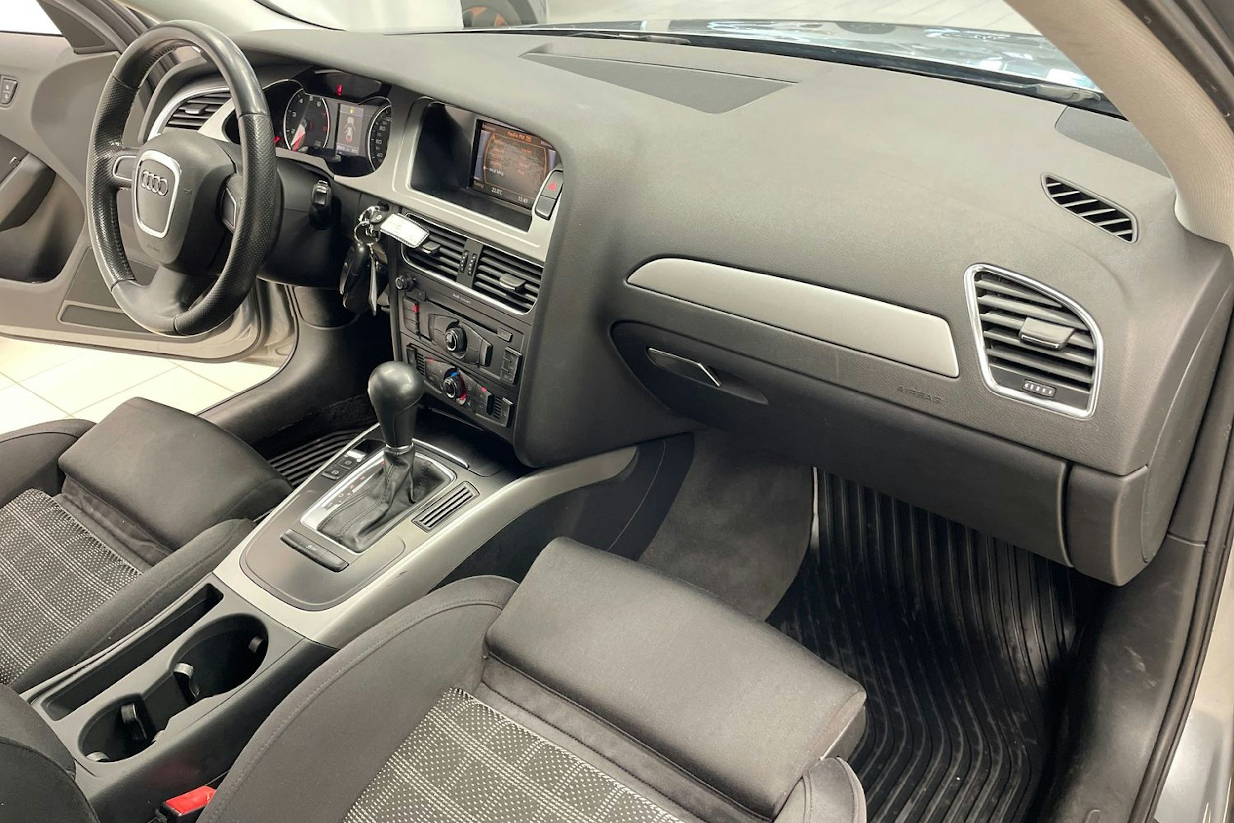 Harmaa Audi A4 2011 kuva 23.