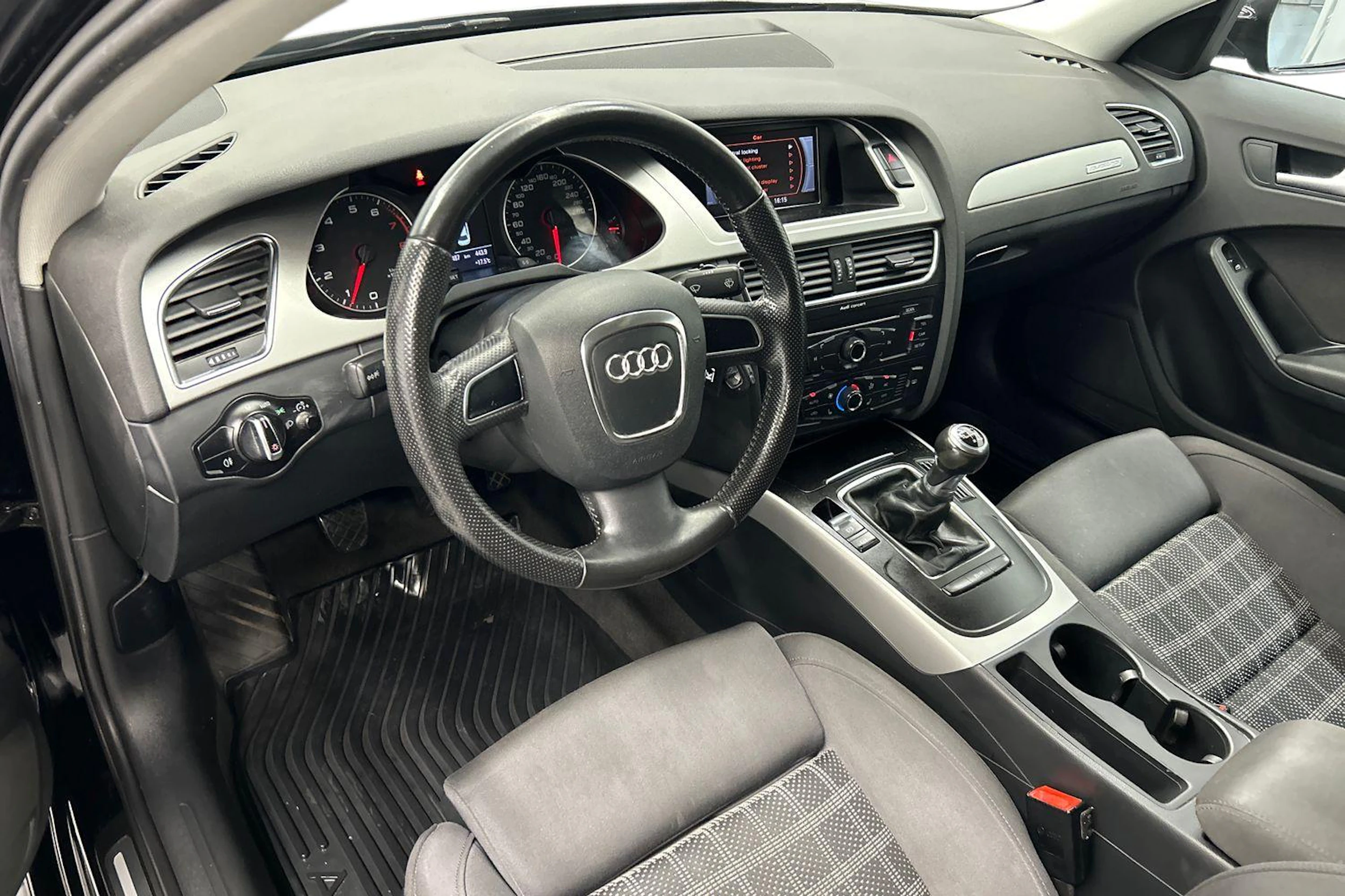 musta Audi A4 2011 kuva 6.