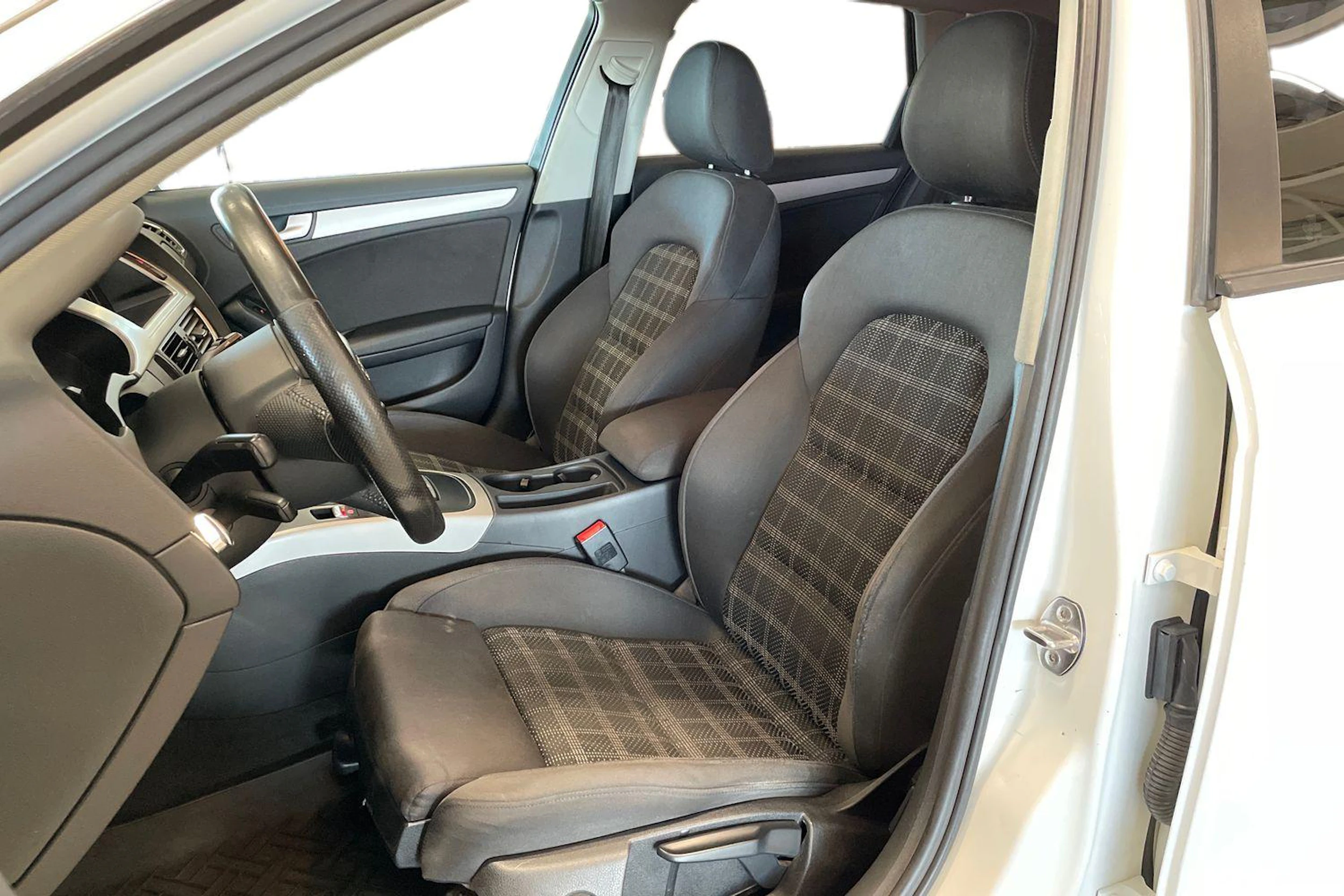 valkoinen Audi A4 2011 kuva 6.