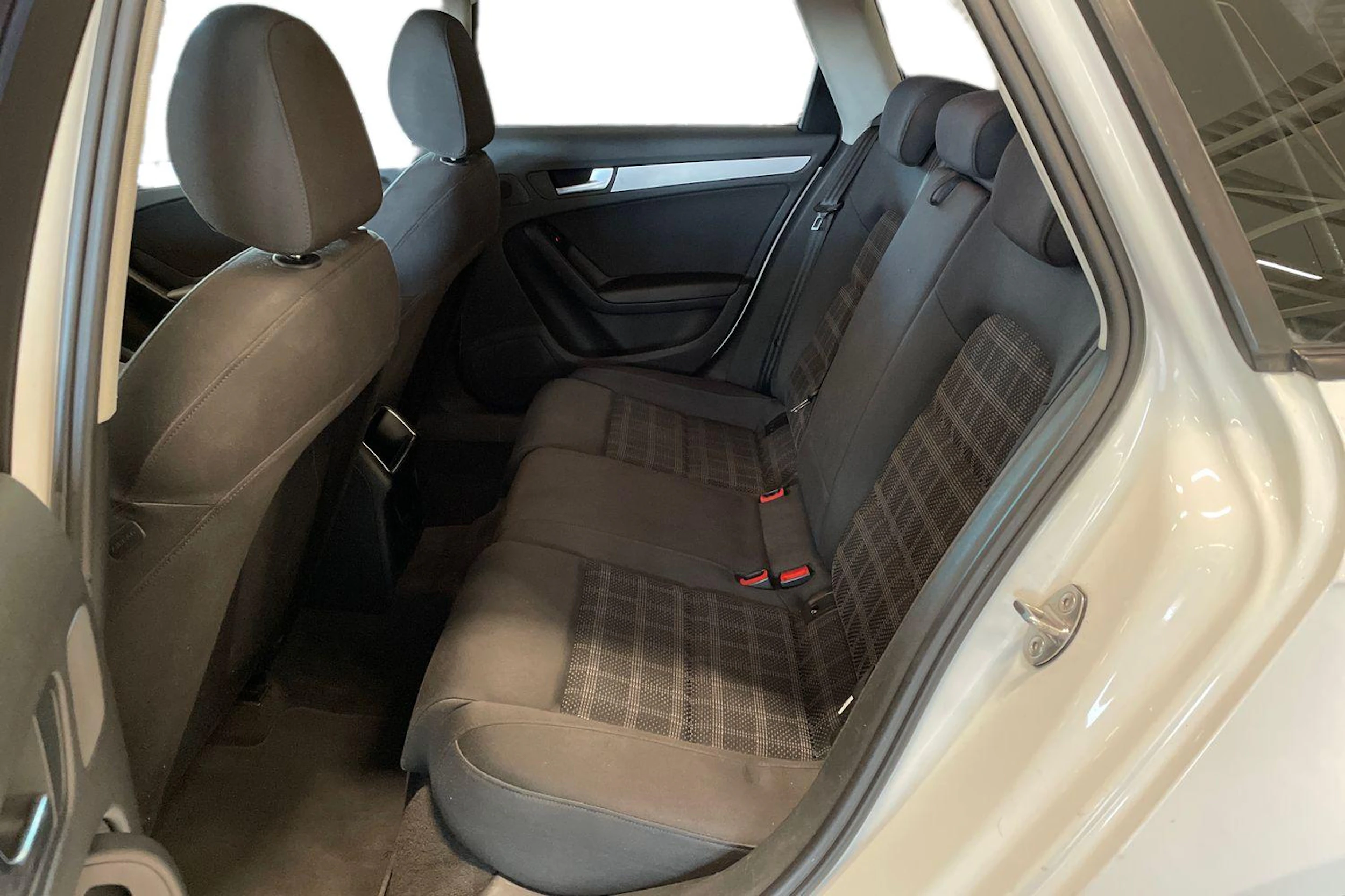 valkoinen Audi A4 2011 kuva 8.