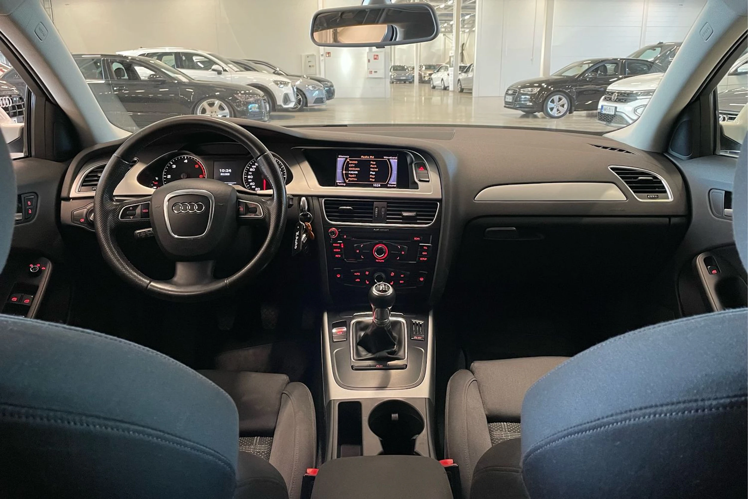 valkoinen Audi A4 2011 kuva 11.