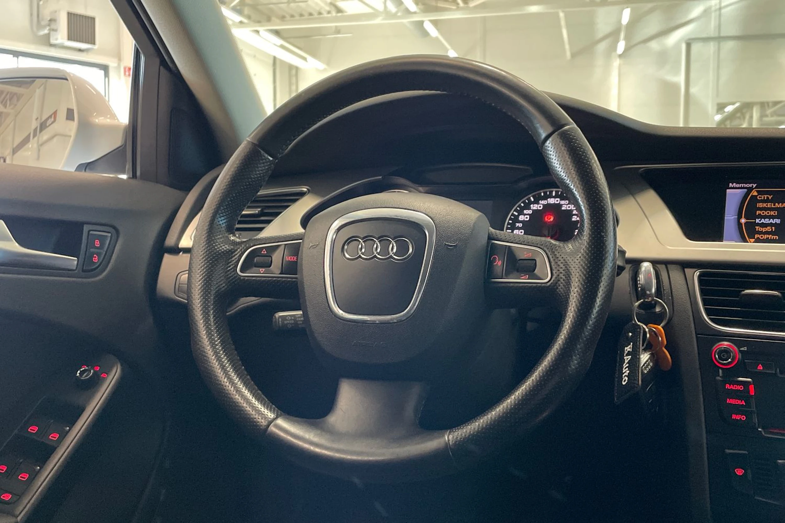 valkoinen Audi A4 2011 kuva 12.