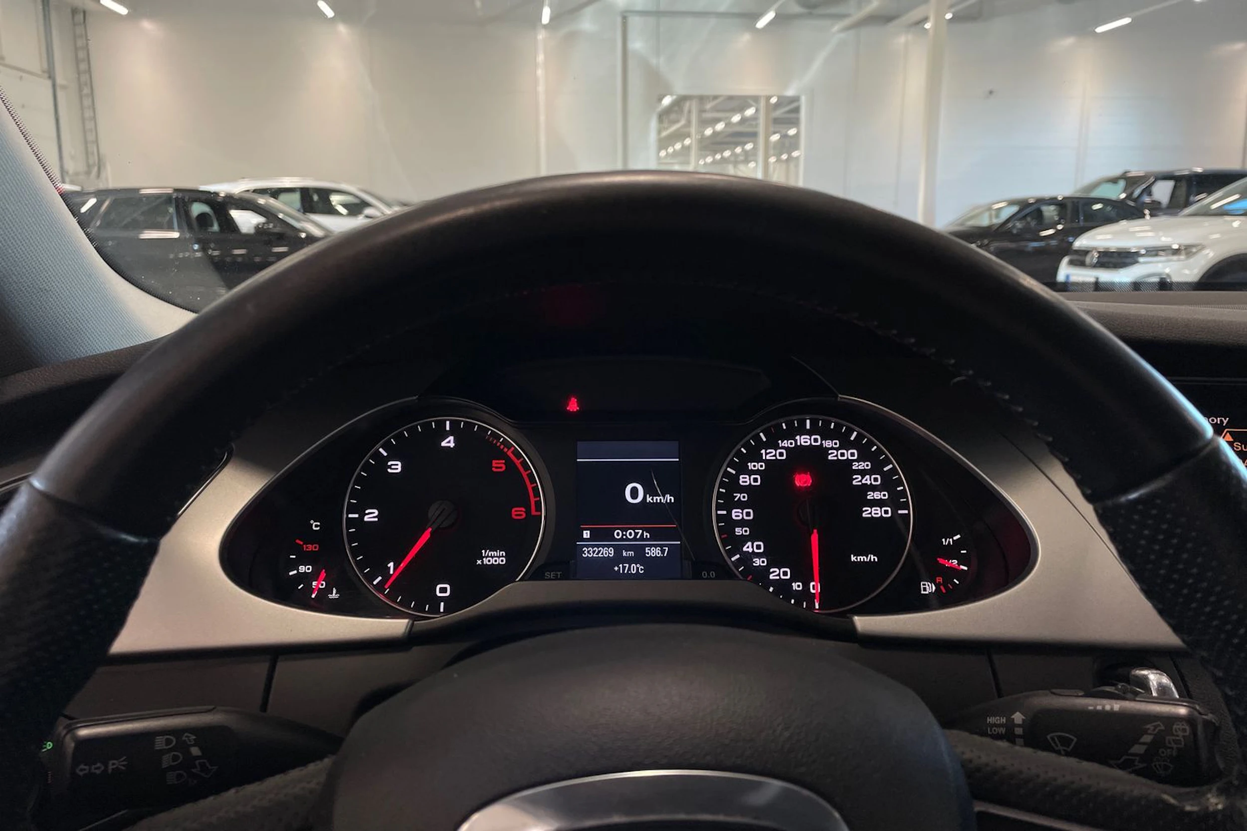 valkoinen Audi A4 2011 kuva 16.