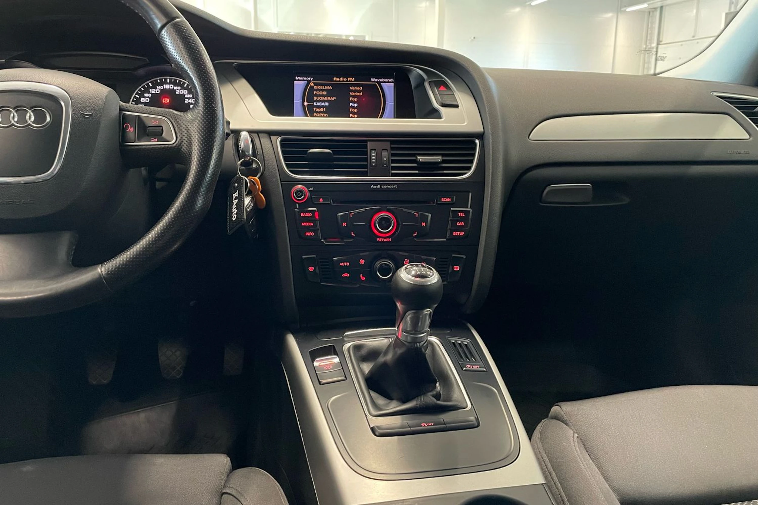 valkoinen Audi A4 2011 kuva 18.
