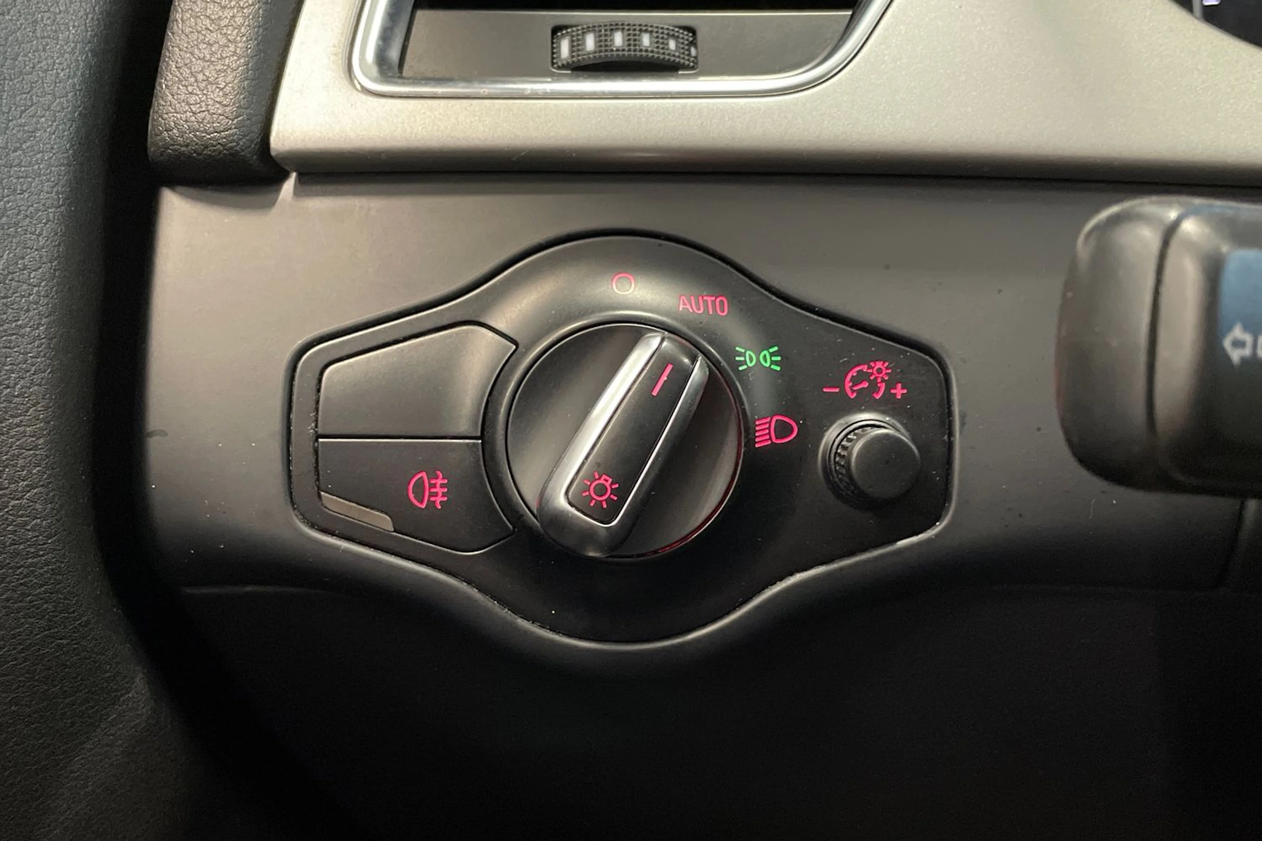 valkoinen Audi A4 2011 kuva 22.