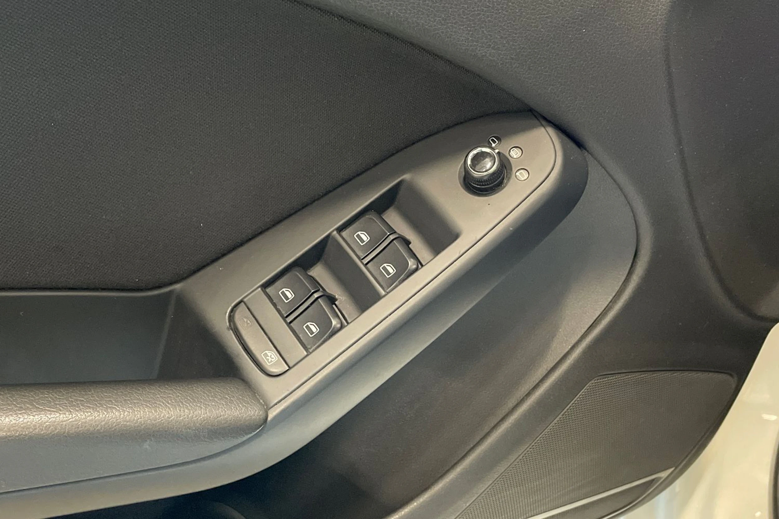 valkoinen Audi A4 2011 kuva 23.