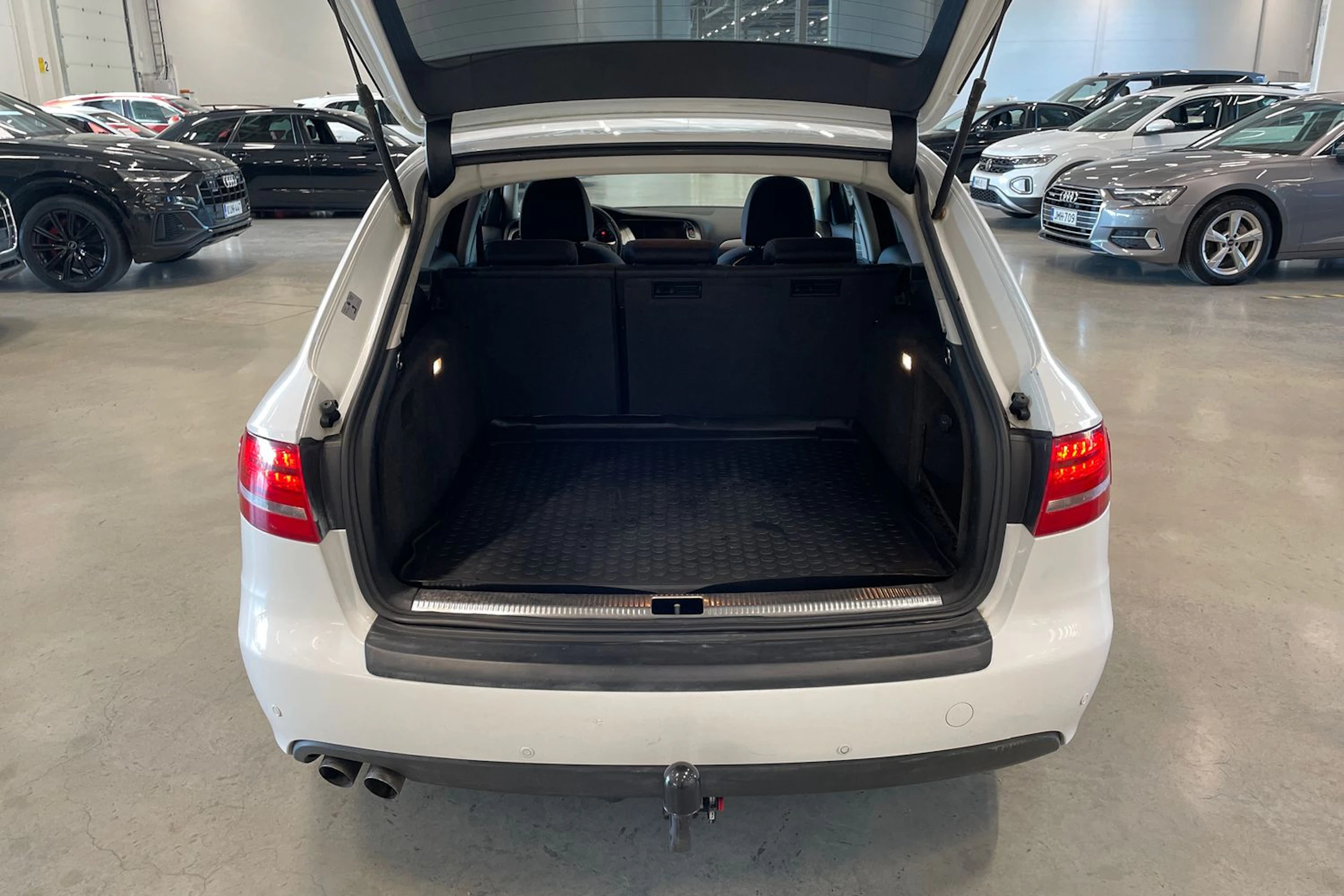 valkoinen Audi A4 2011 kuva 24.
