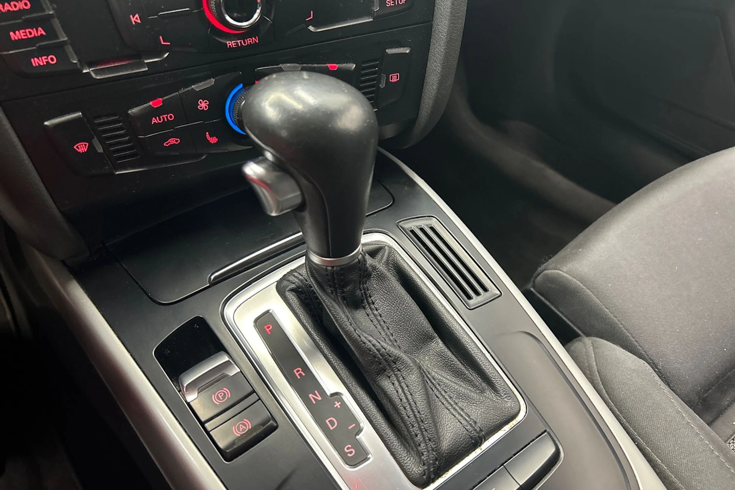 harmaa Audi A4 2011 kuva 23.