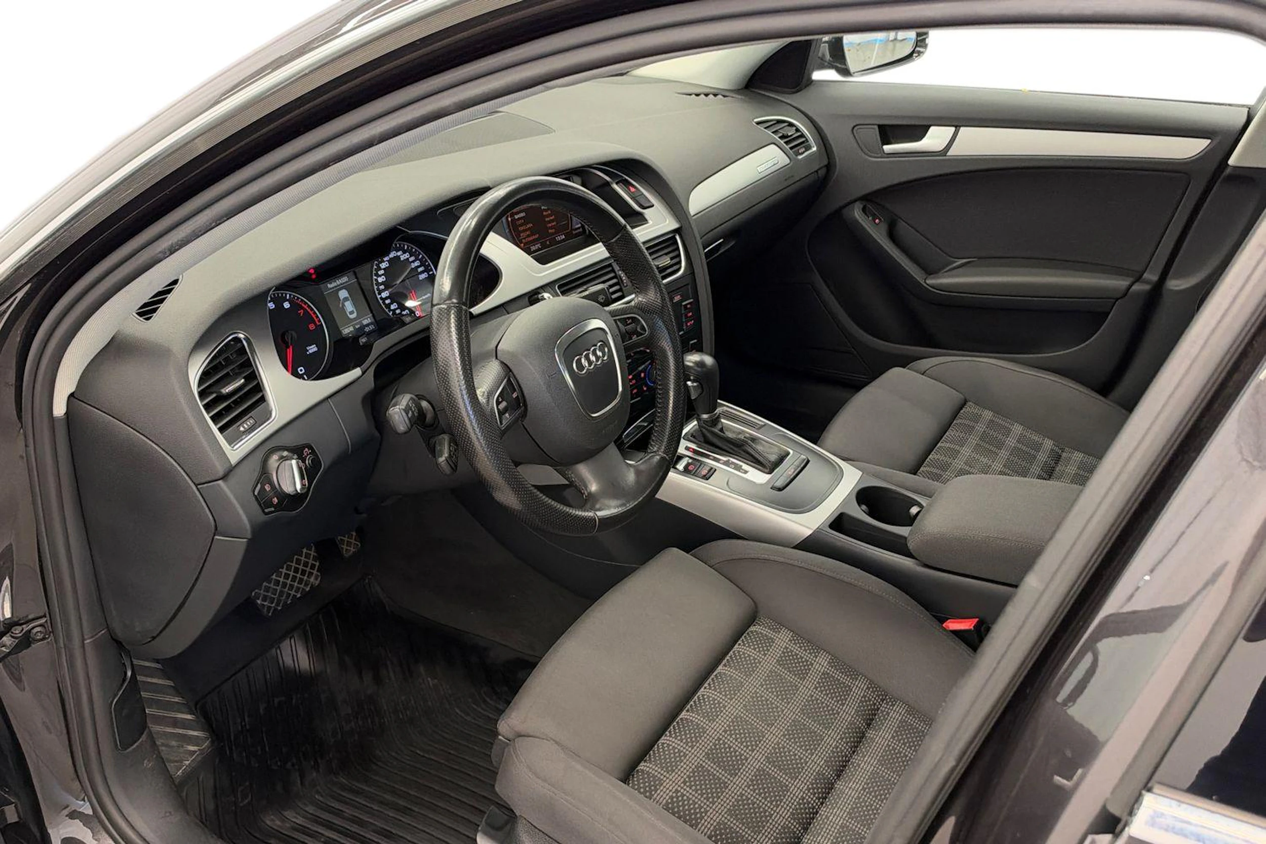 harmaa Audi A4 2011 kuva 6.