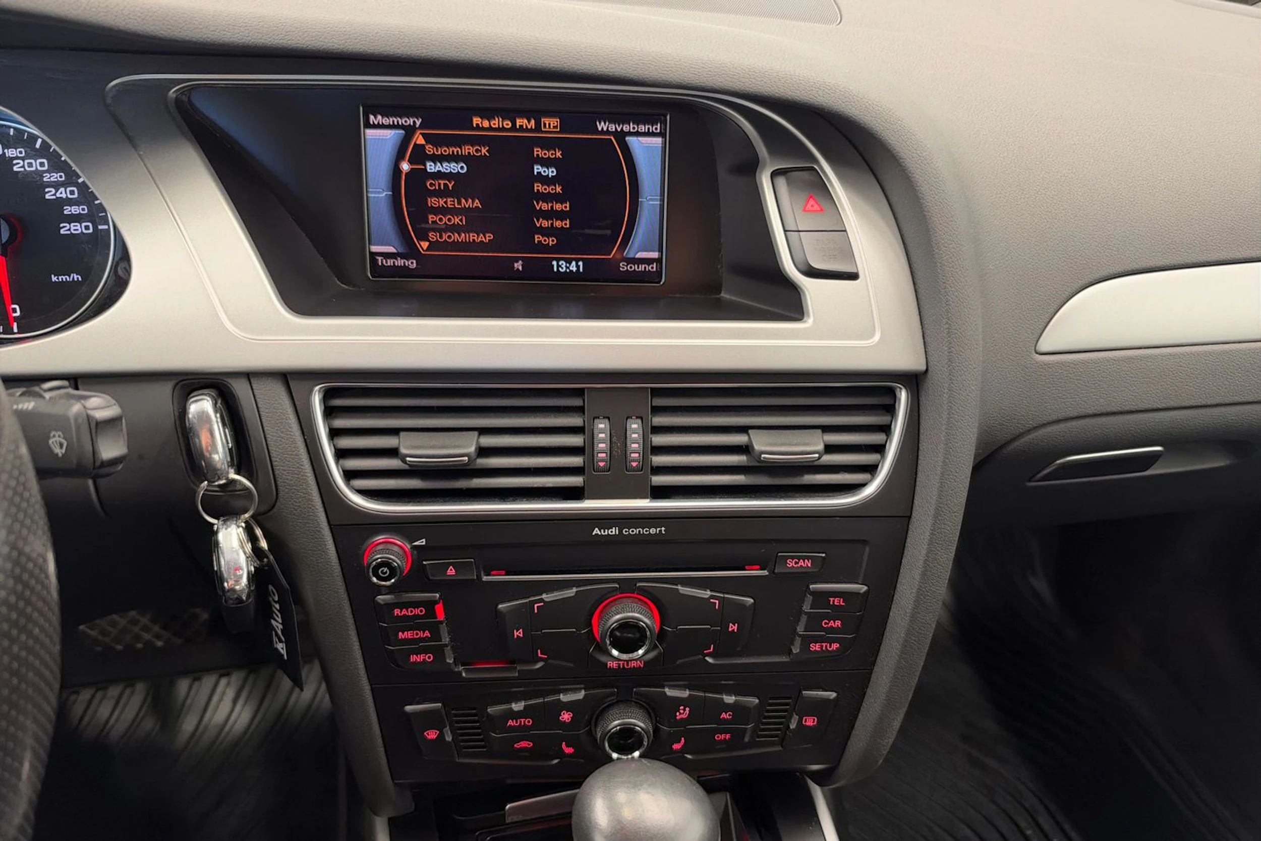 harmaa Audi A4 2011 kuva 16.