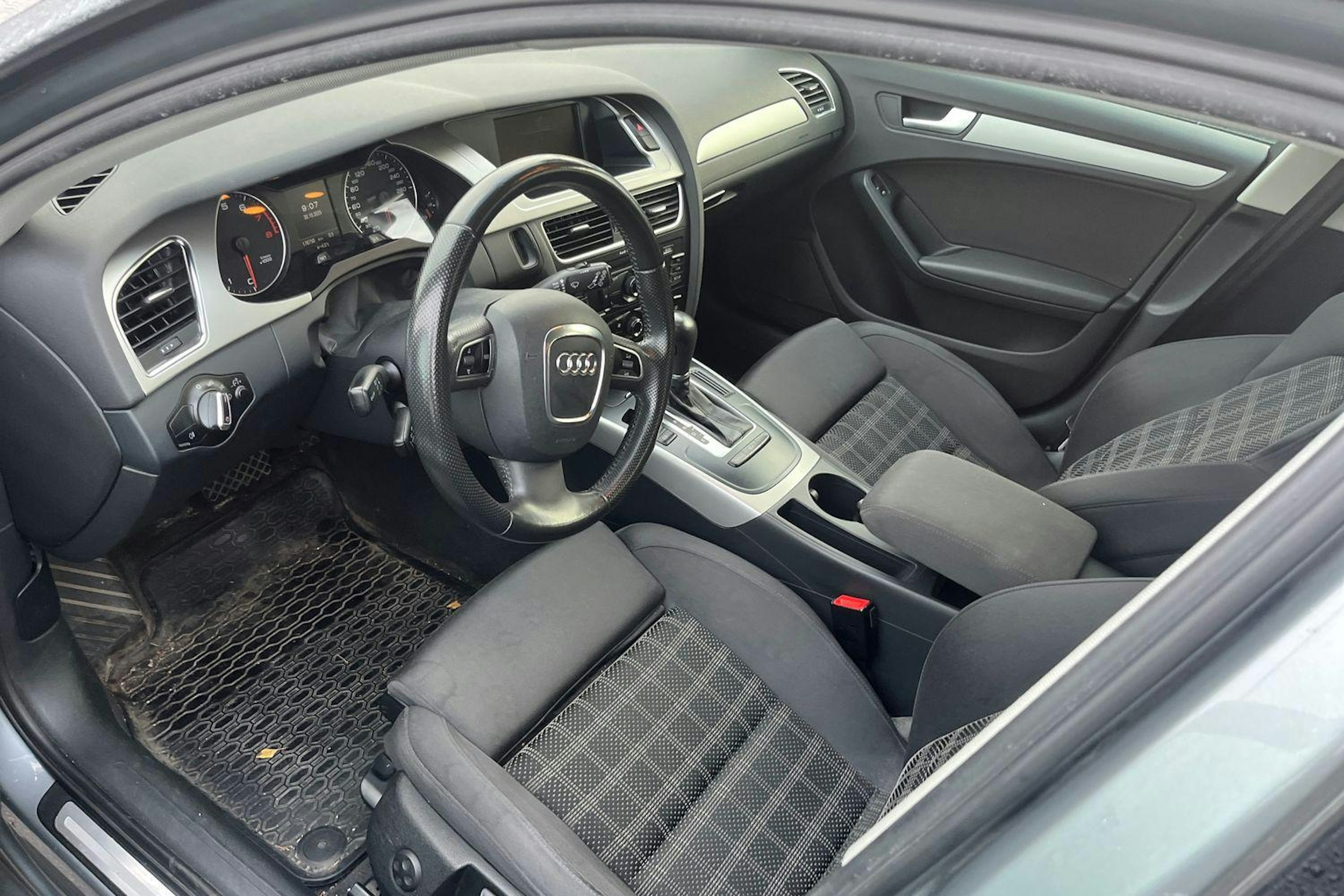 Harmaa Audi A4 2011 kuva 3.